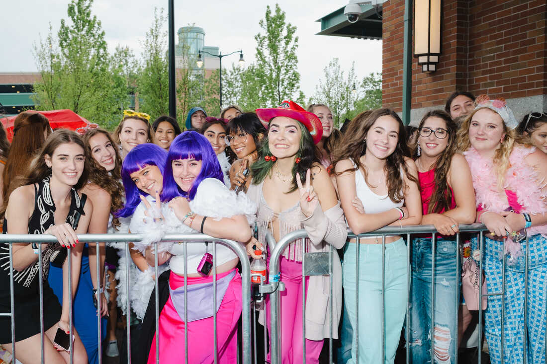 Dad Supports Daughter At Harry Styles Concerts By Dressing Up