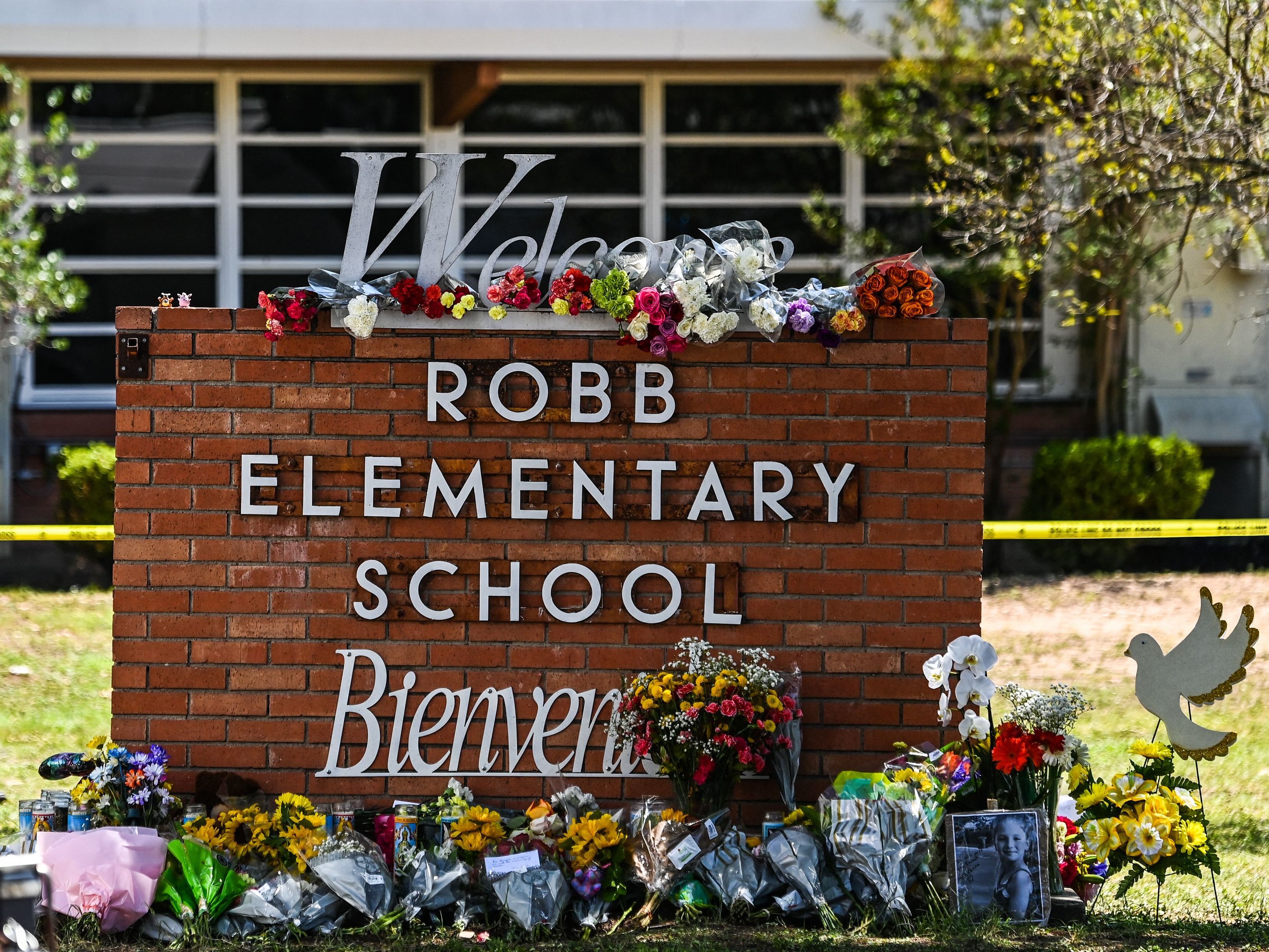 Flowers are placed on a makeshift memorial in front of Robb Elementary School in Uvalde, Texas. (AFP via Getty Images)