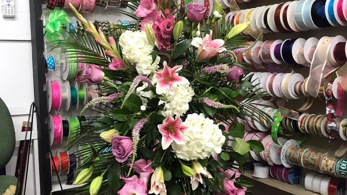 A Uvalde florist brings in reinforcements to help with school shooting funerals : NPR - Vimarsana News