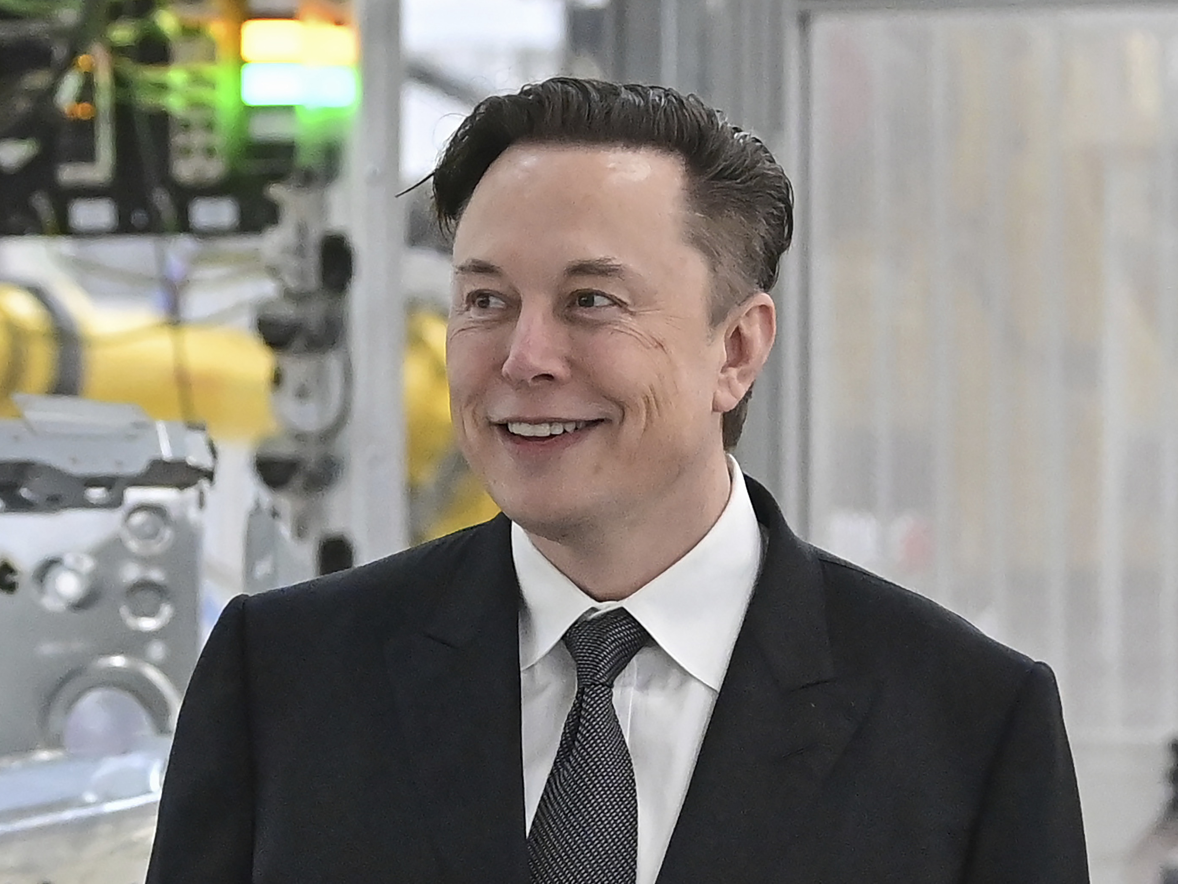 Elon Musk tells employees to return to the office 40 hours a week