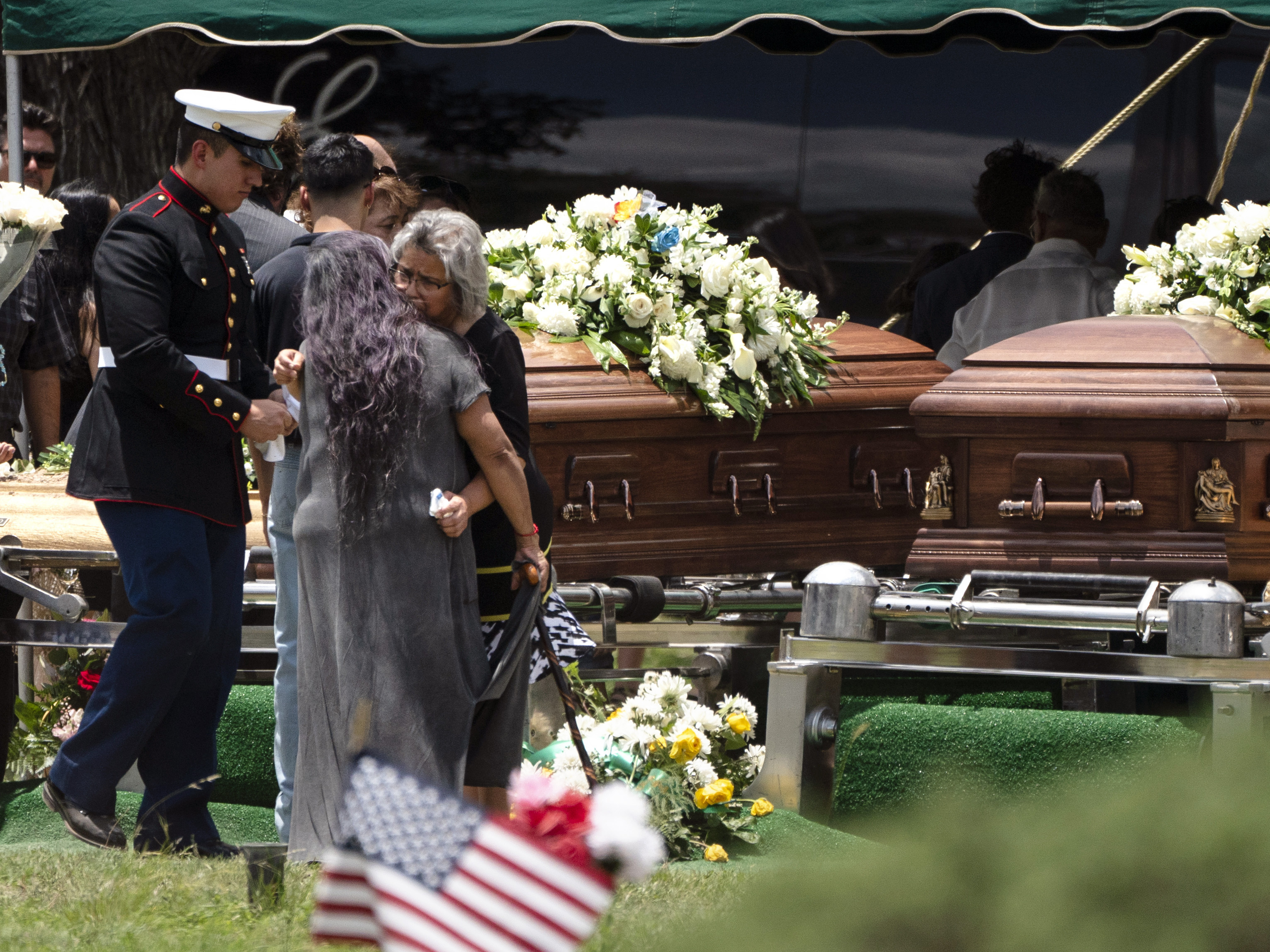 Mourners say goodbye to a Uvalde teacher and her husband - Vimarsana News