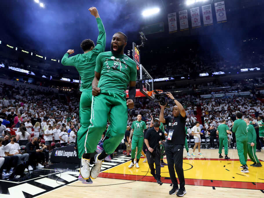 The Dallas Mavericks celebrate after winning the NBA Championship by  News Photo - Getty Images