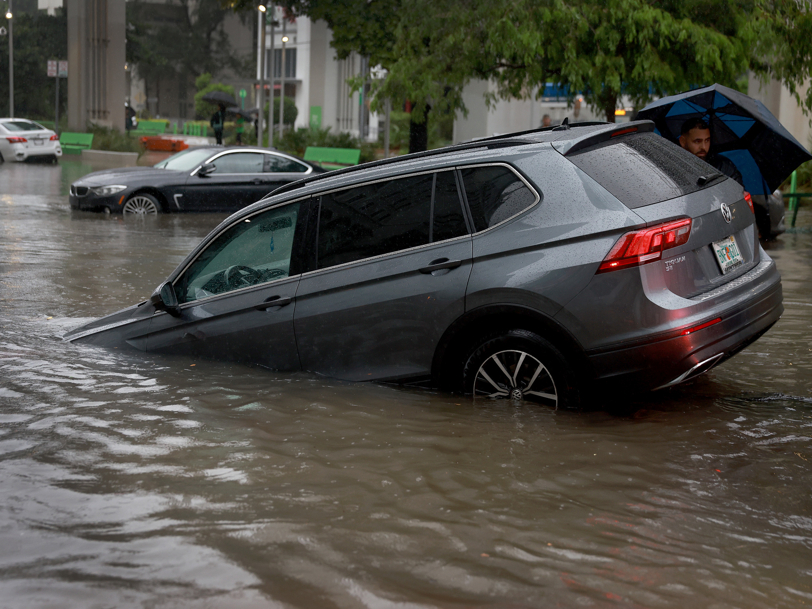 Heavy rains flood streets in parts of South Florida as a storm passes ...