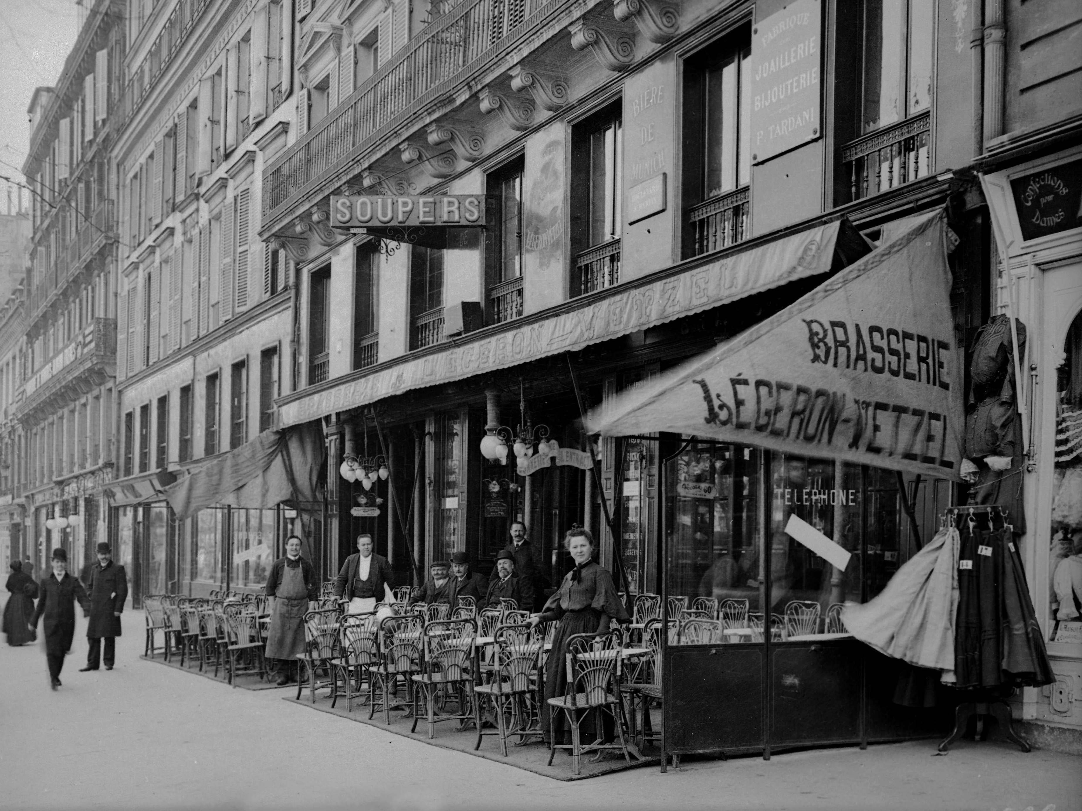 People gather outside Brasserie Légeron-Vetzel in Paris circa 1900.