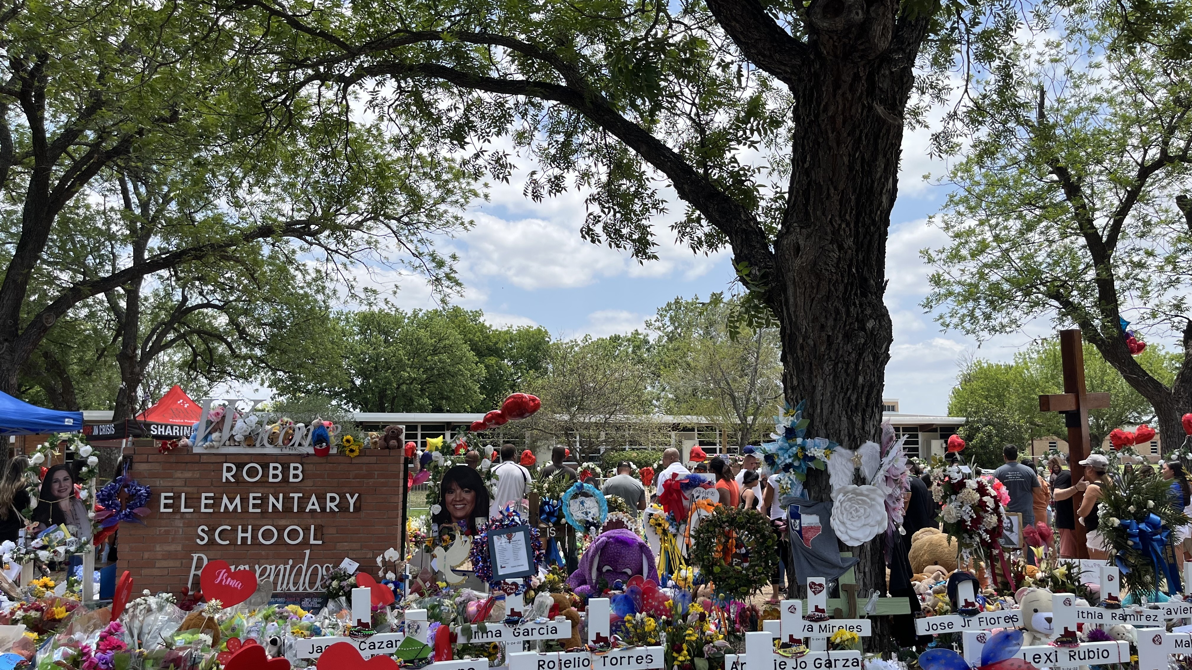 Mourning a Mexican-American tragedy, under the shade of pecan trees