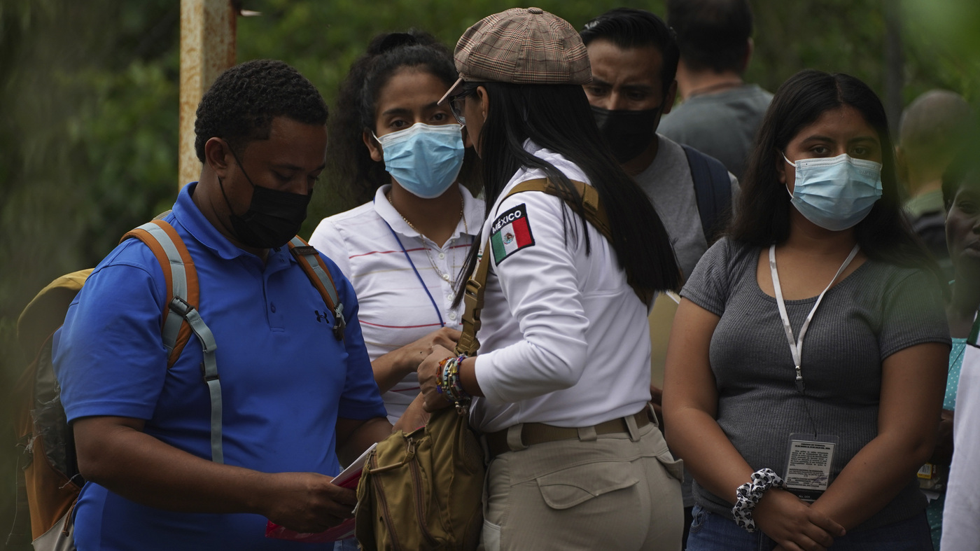 México emite cerca de 7,000 documentos temporales y visas de tránsito para migrantes: NPR