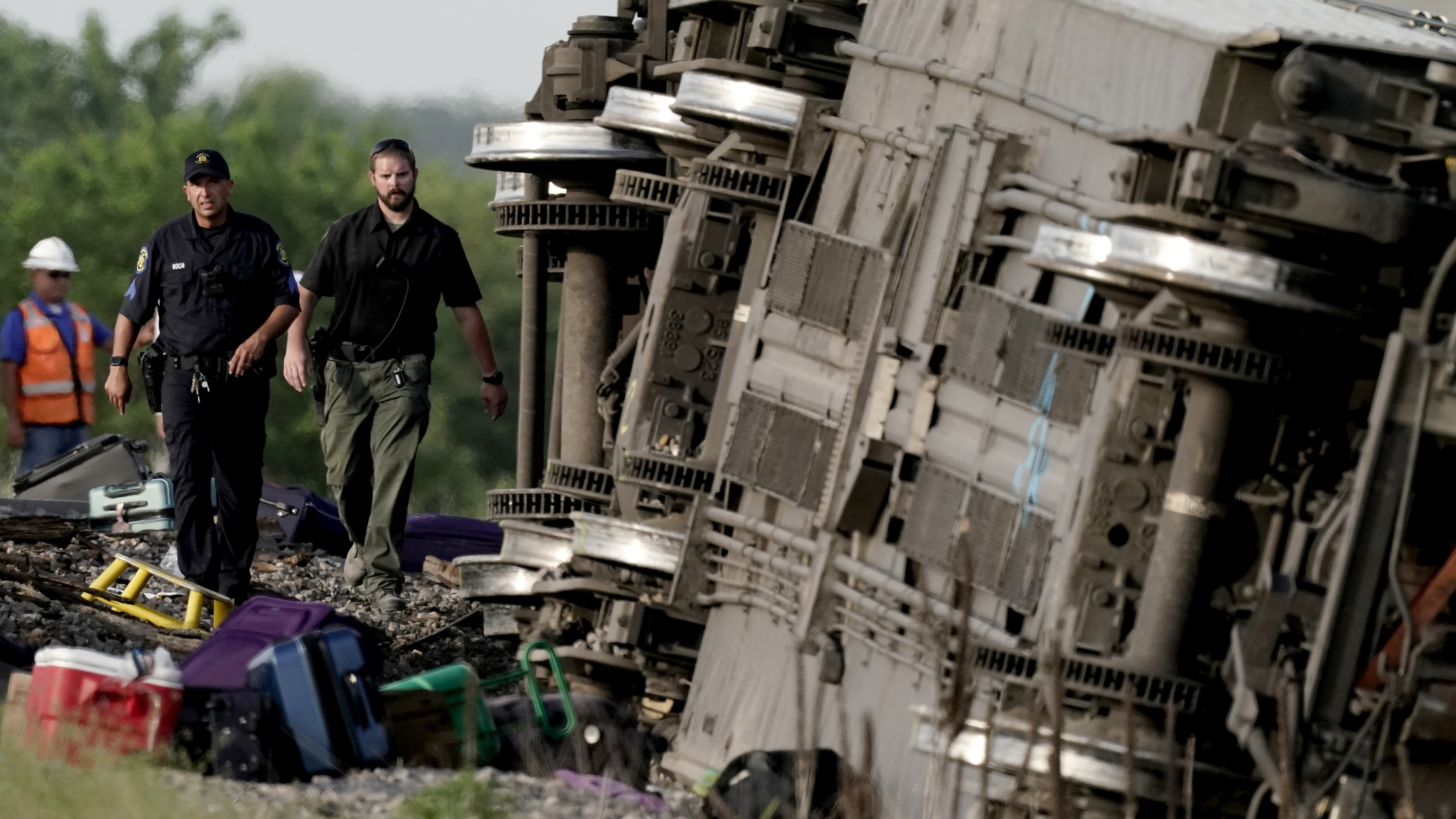A passenger recounts the Amtrak train derailment in Missouri as 'hell ...