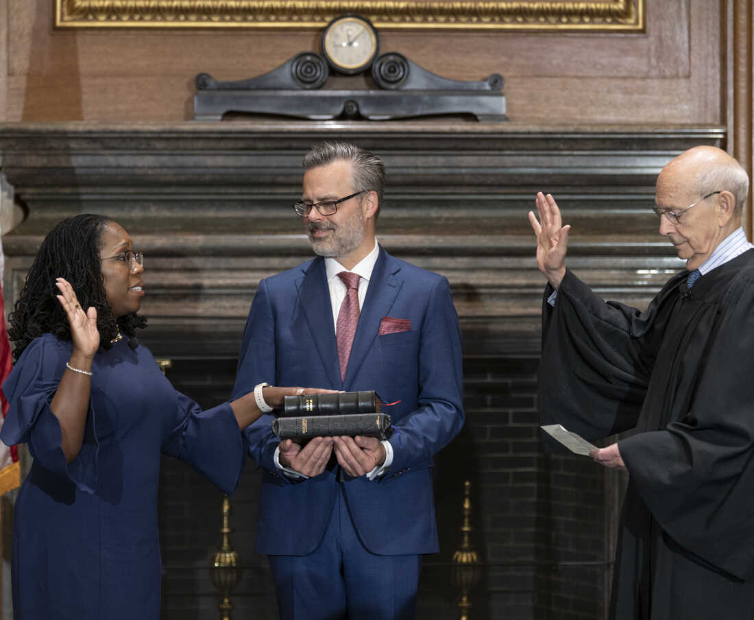 Ketanji Brown Jackson sworn in as first Black woman on the Supre | www ...