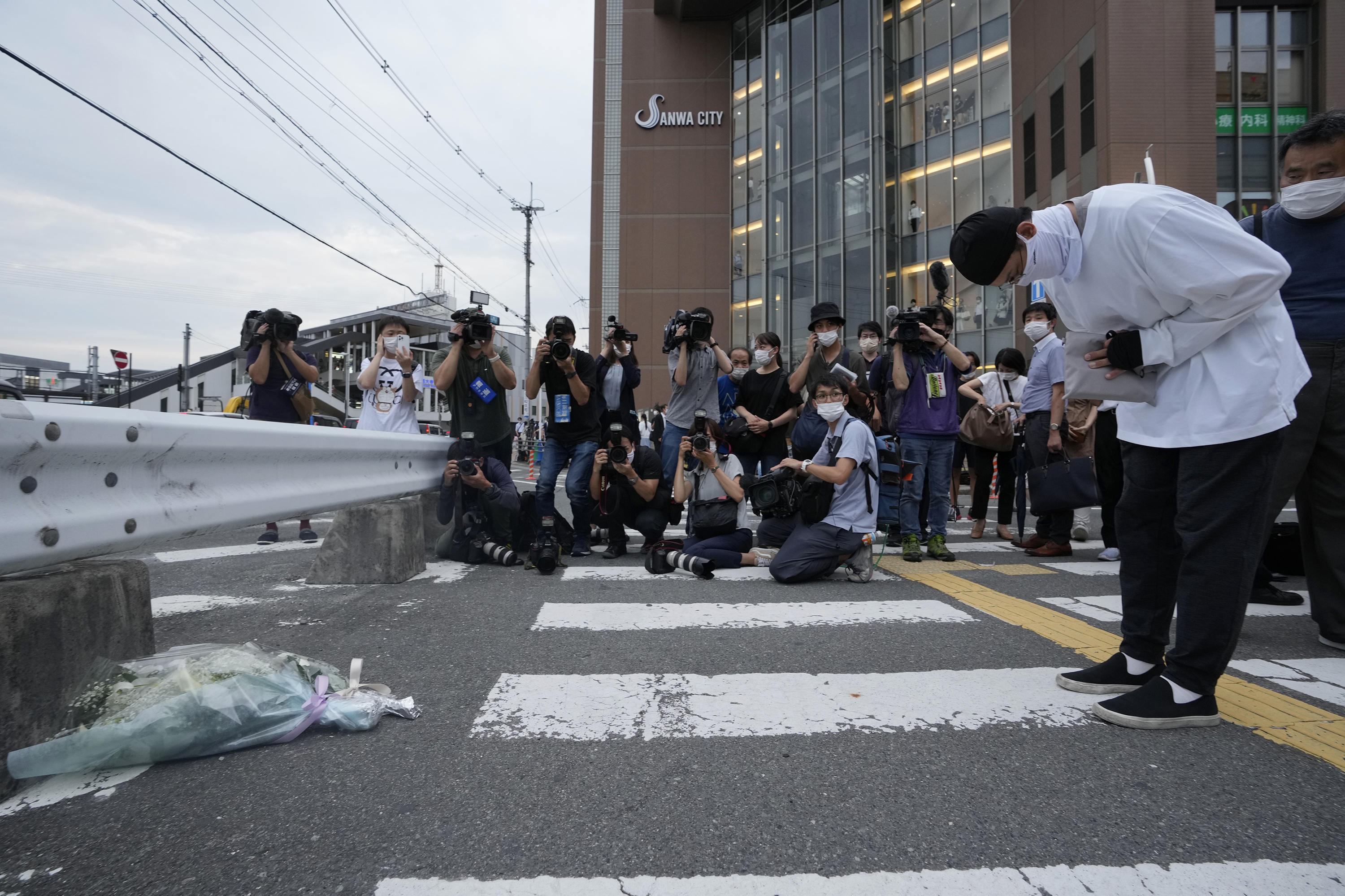 Japan's former Prime Minister Shinzo Abe was killed. Here's what the scene was like 14 A man prays after putting a bouquet of flowers at a makeshift memorial at the scene where former Japanese Prime Minister Shinzo Abe was shot to death while delivering a speech in support of a Liberal Democratic Party candidate at a political event in Nara, Japan, on Friday.