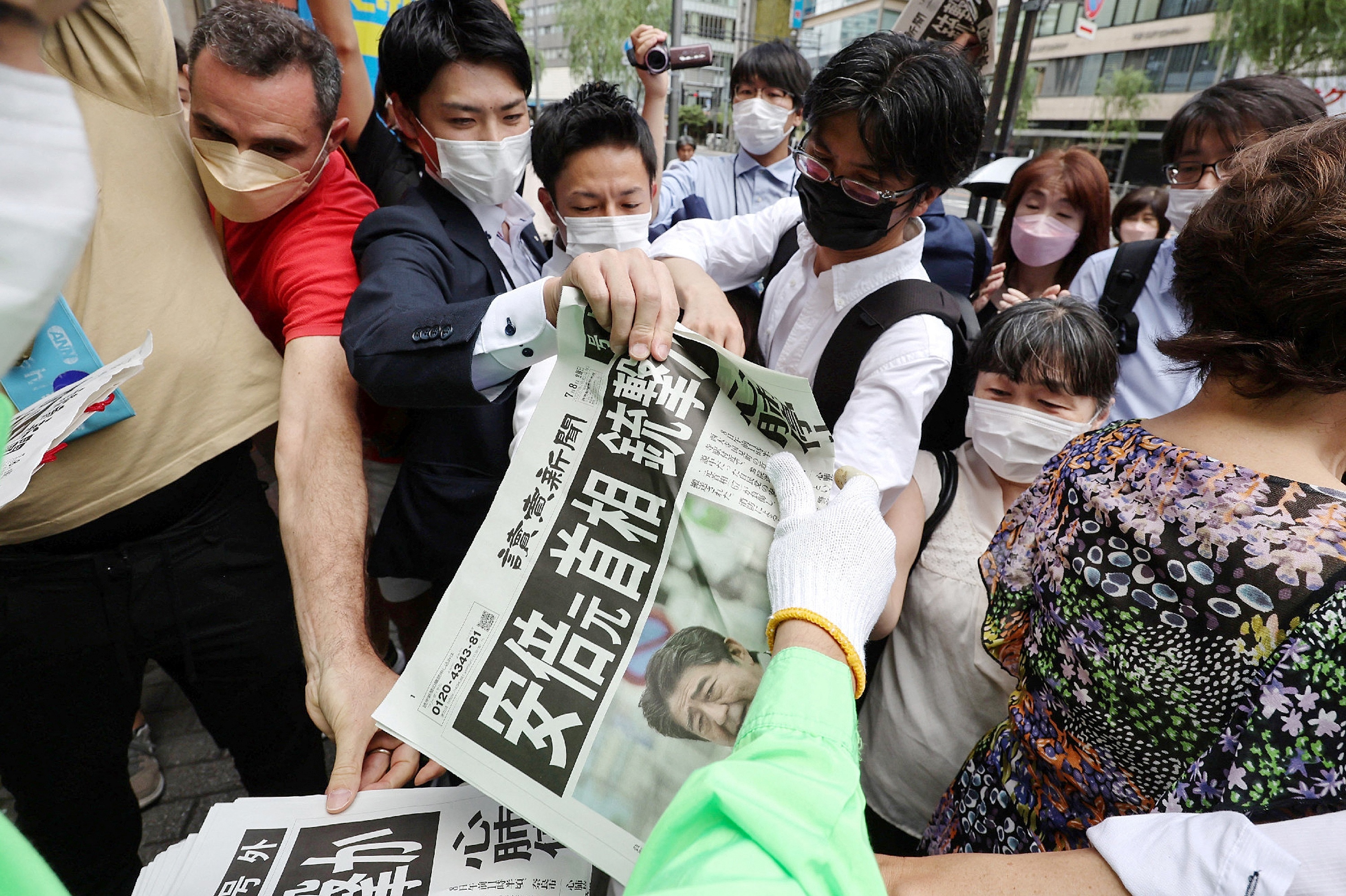 Japan's former Prime Minister Shinzo Abe was killed. Here's what the scene was like 5 People crowd around to pick up an extra addition of a newspaper reporting the shooting of former Japanese Prime Minister Shinzo Abe along a street in Tokyo on Friday.