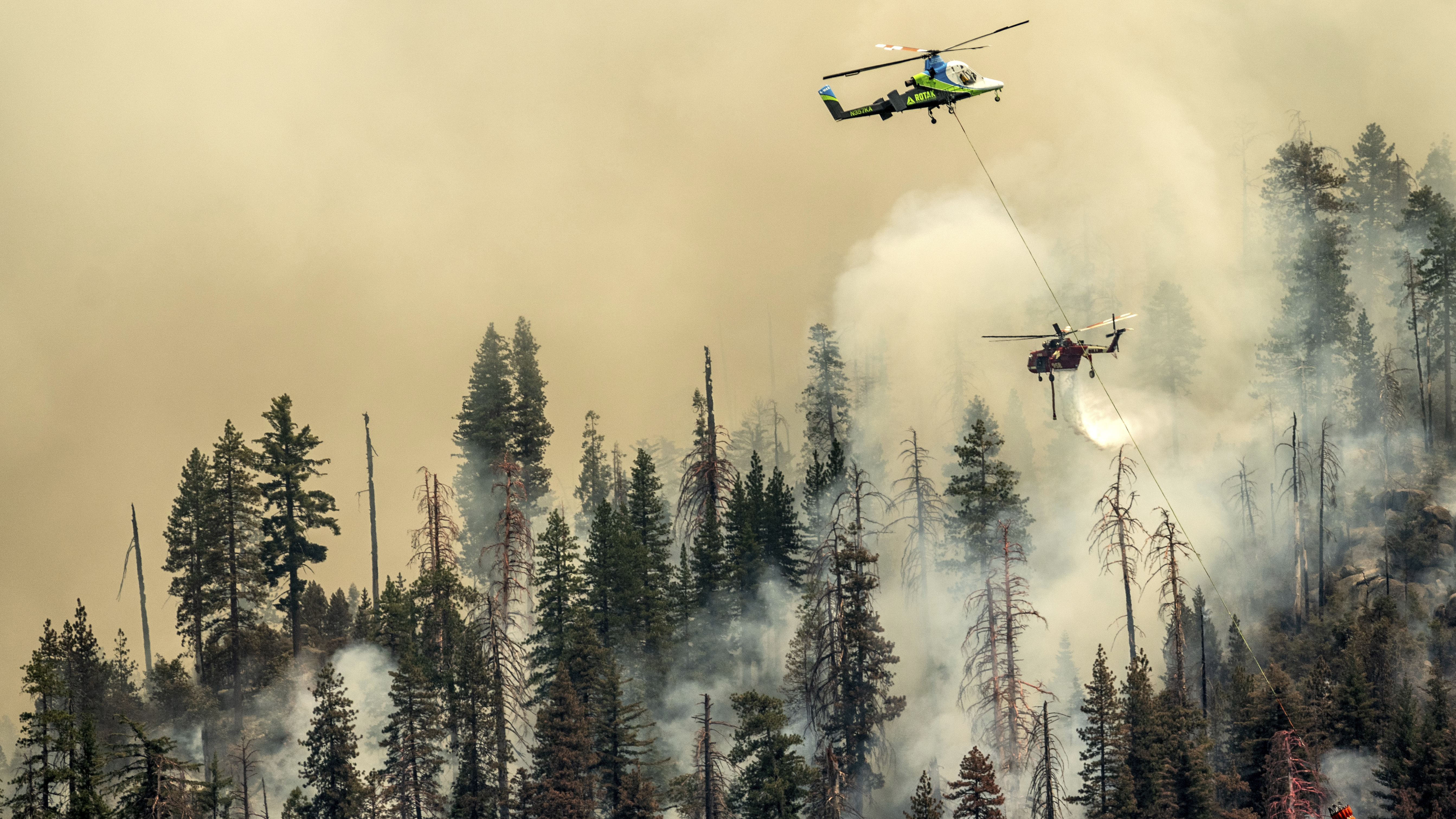 Wildfire near Yosemite National Park threatens its largest grove of sequoia trees 