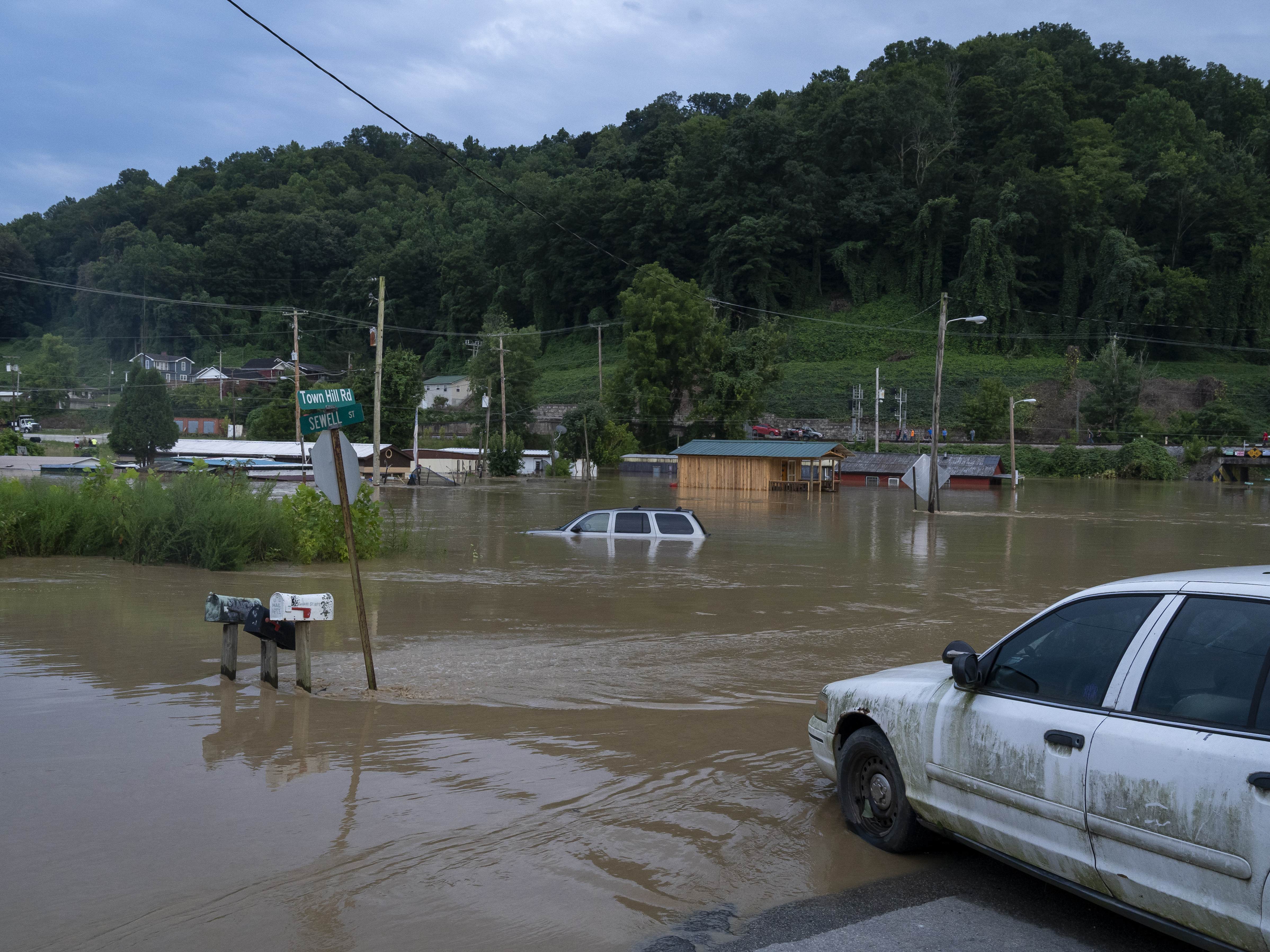 Vehicles after a flood in July 2022 in Jackson, Ky. Deadly floods in the region were caused by very heavy rain. (Getty Images)