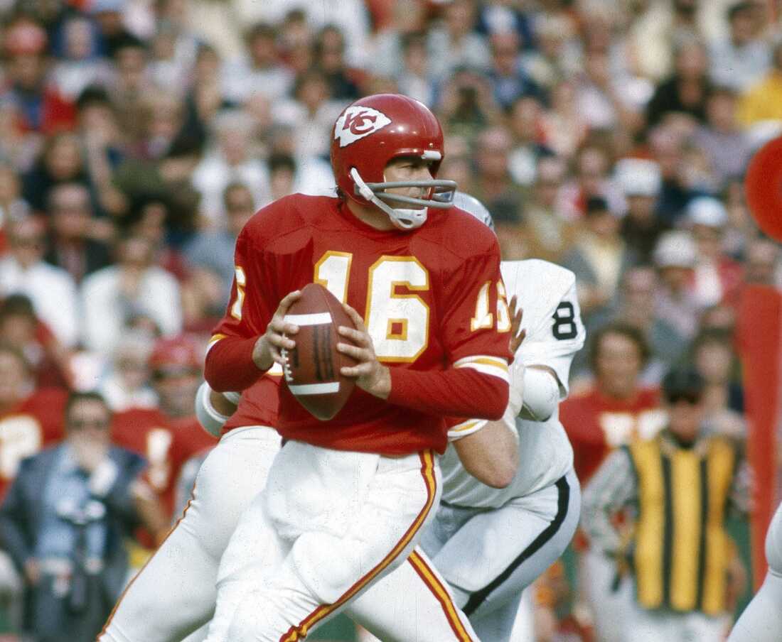 Lee Dawson, Kansas City Chiefs quarterback, has died at 87 : NPR