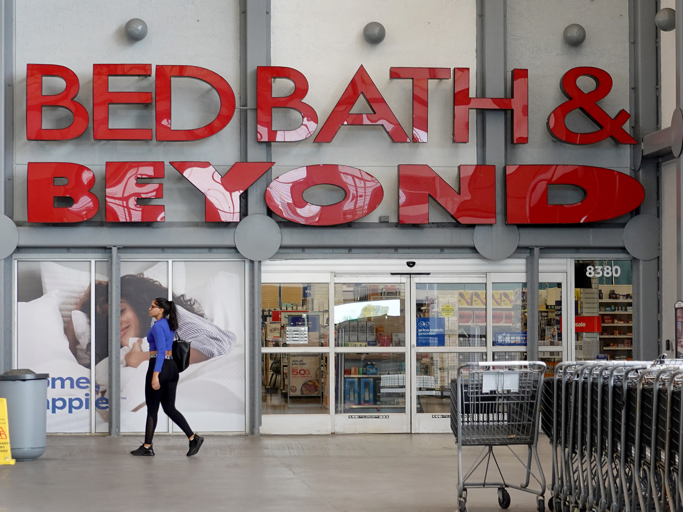 A top Bed Bath & Beyond executive has died after falling from an NYC building