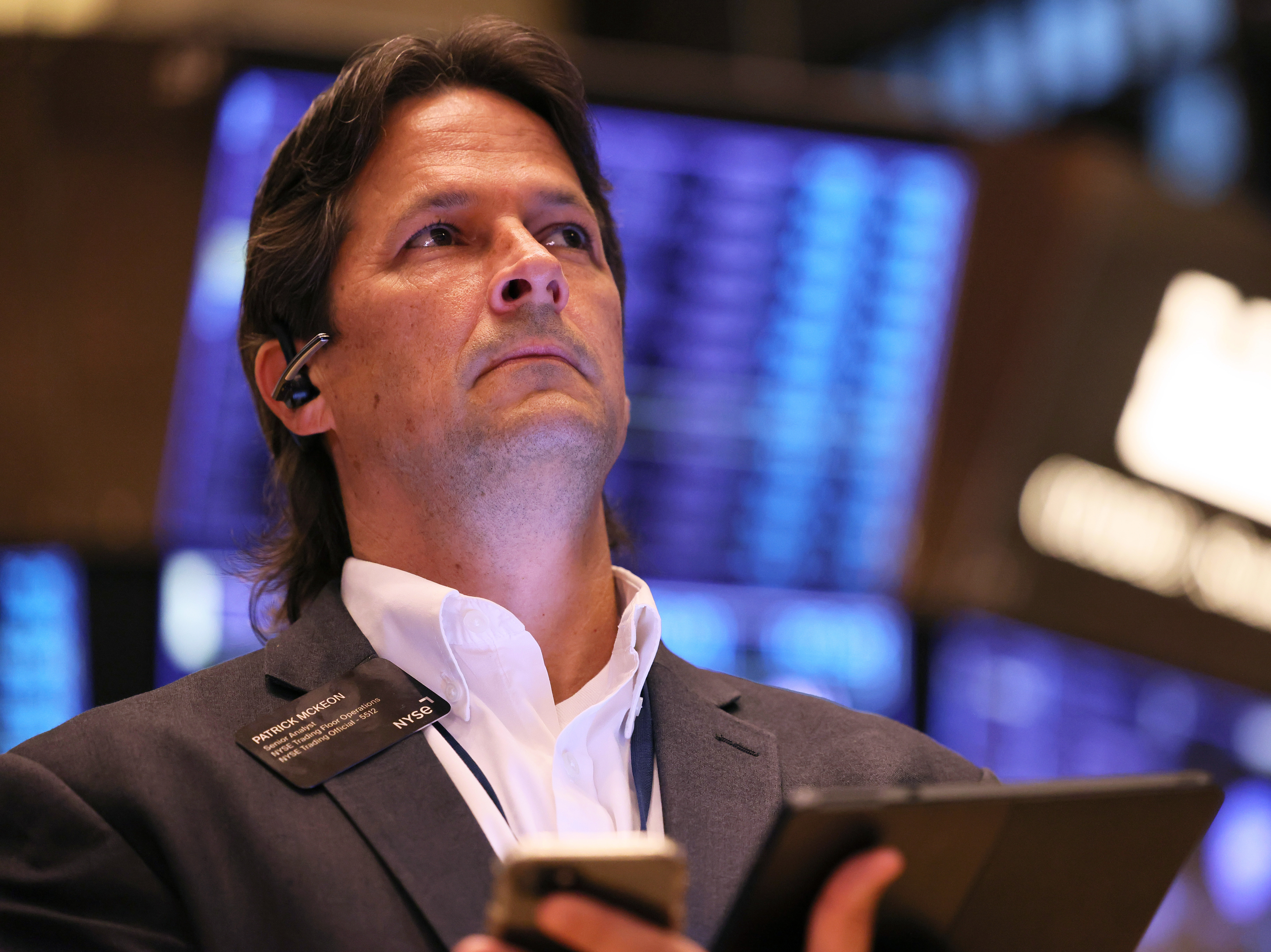 Stocks plummet. Dow drops nearly 1,300 points after worrying inflation