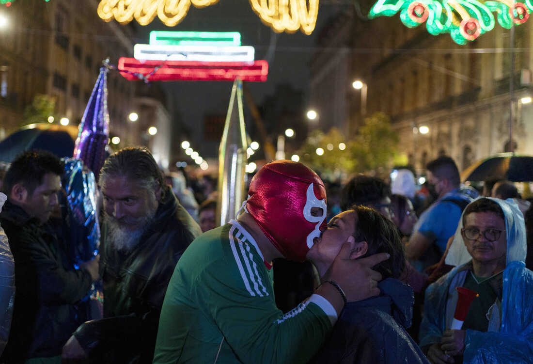 Mexico City's bells ring for Independence Day, in a massive celebration