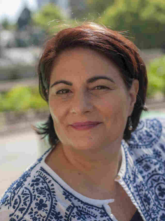 Carrie Kahn headshot