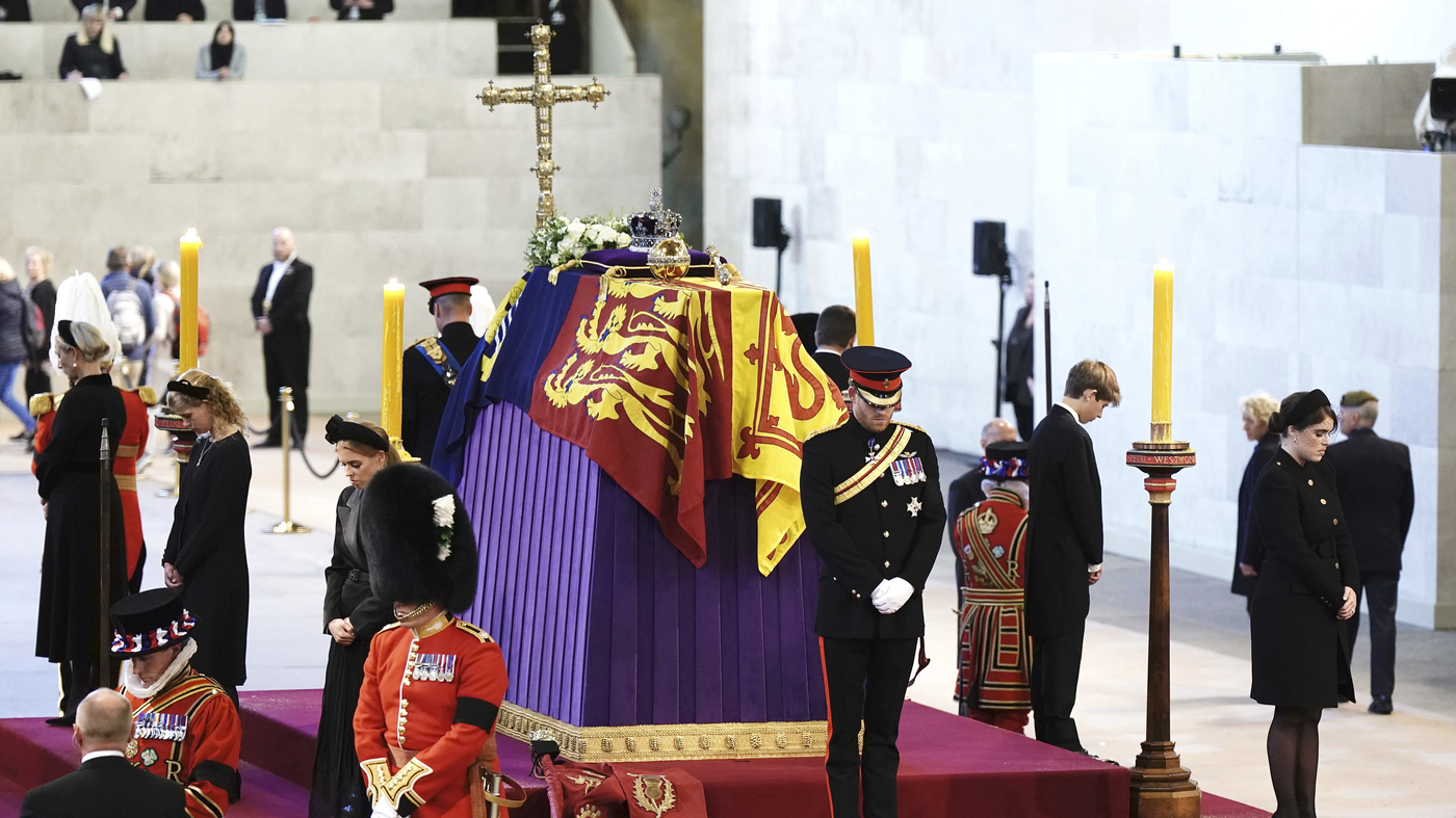 All Of Queen Elizabeth Ii S Grandchildren Hold A Silent Vigil By Her Coffin