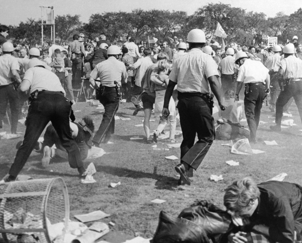 Police move in against a throng of demonstrators as they try to clear Grant Park during the Democratic National Convention in Chicago on Aug. 28, 1968. (ASSOCIATED PRESS)