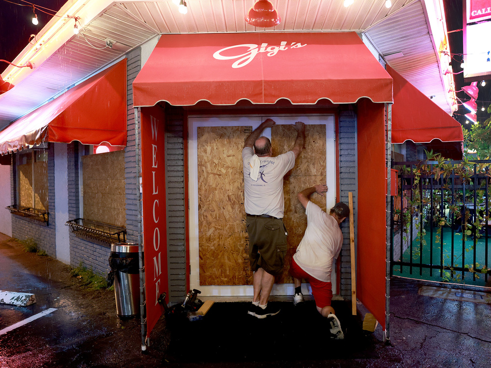 People board up a restaurant in preparation for Hurricane Ian on Monday in St. Petersburg, Fla. (Getty Images)