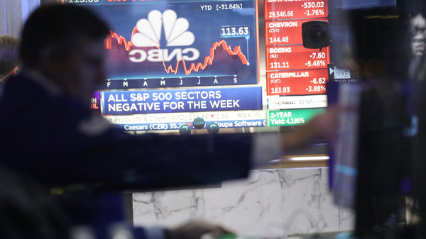 Traders work on the floor of the New York Stock Exchange (NYSE) on September 23, 2022 in New York City.
