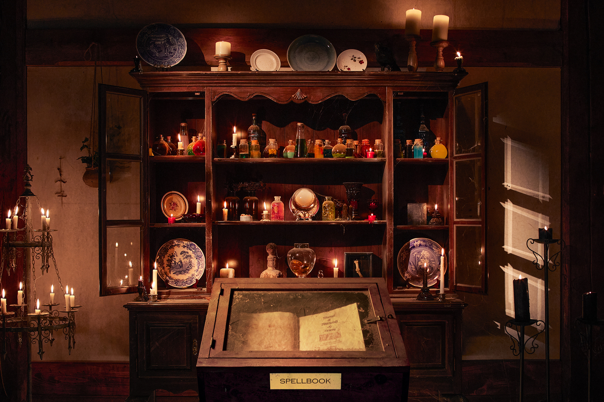 Los fanáticos de 'Hocus Pocus' ahora pueden quedarse en la cabaña de las hermanas Sanderson: NPR 6 hocus pocus airbnb 04 apothecary wall credit helynn ospina custom bf8f5a00f3397f3c1d76749af681f39078b3940d s1200