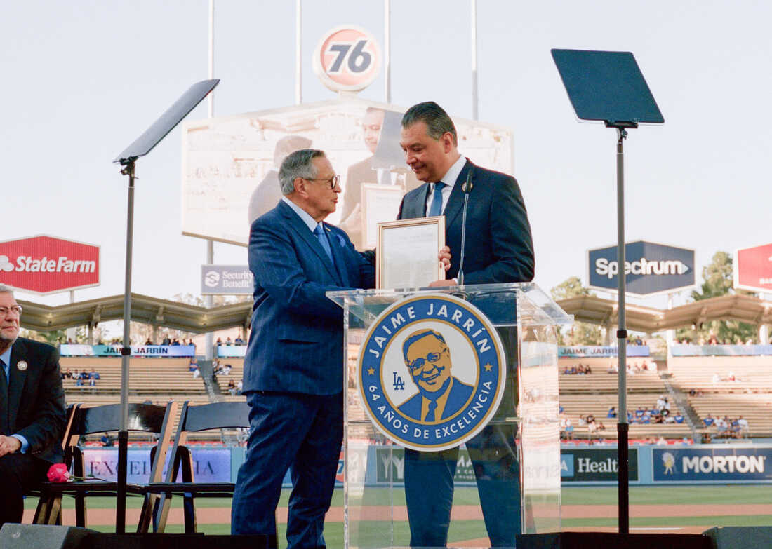 From Ecuador to Dodgers royalty, Jaime Jarrín helped bring