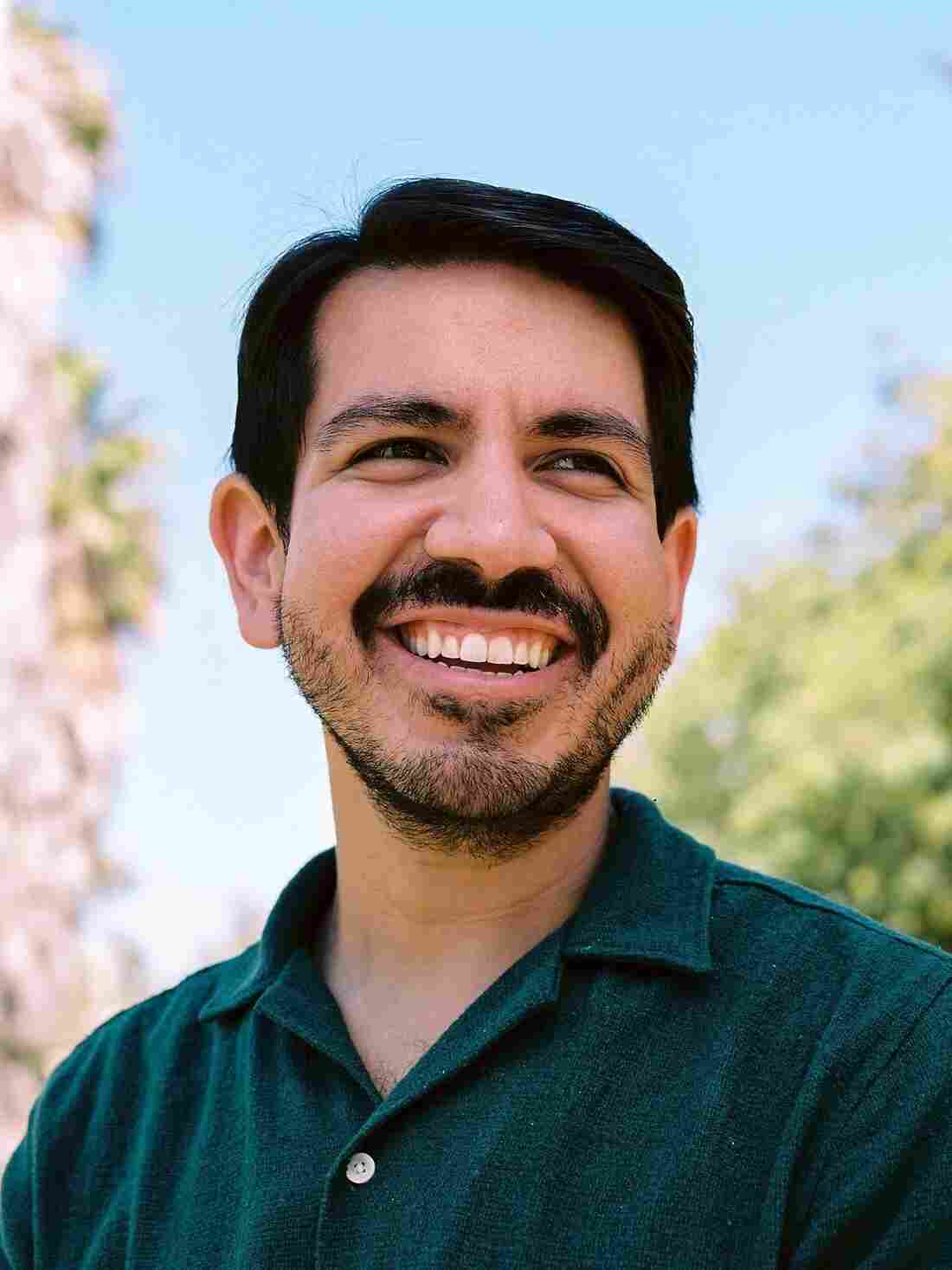 Headshot of Pablo Valdivia