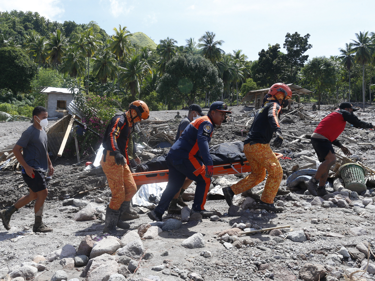 Victims of the storm in the Philippines feared the tsunami and ran towards a landslide: NPR 5 Victims of the storm in the Philippines feared the tsunami and ran towards a landslide: NPR