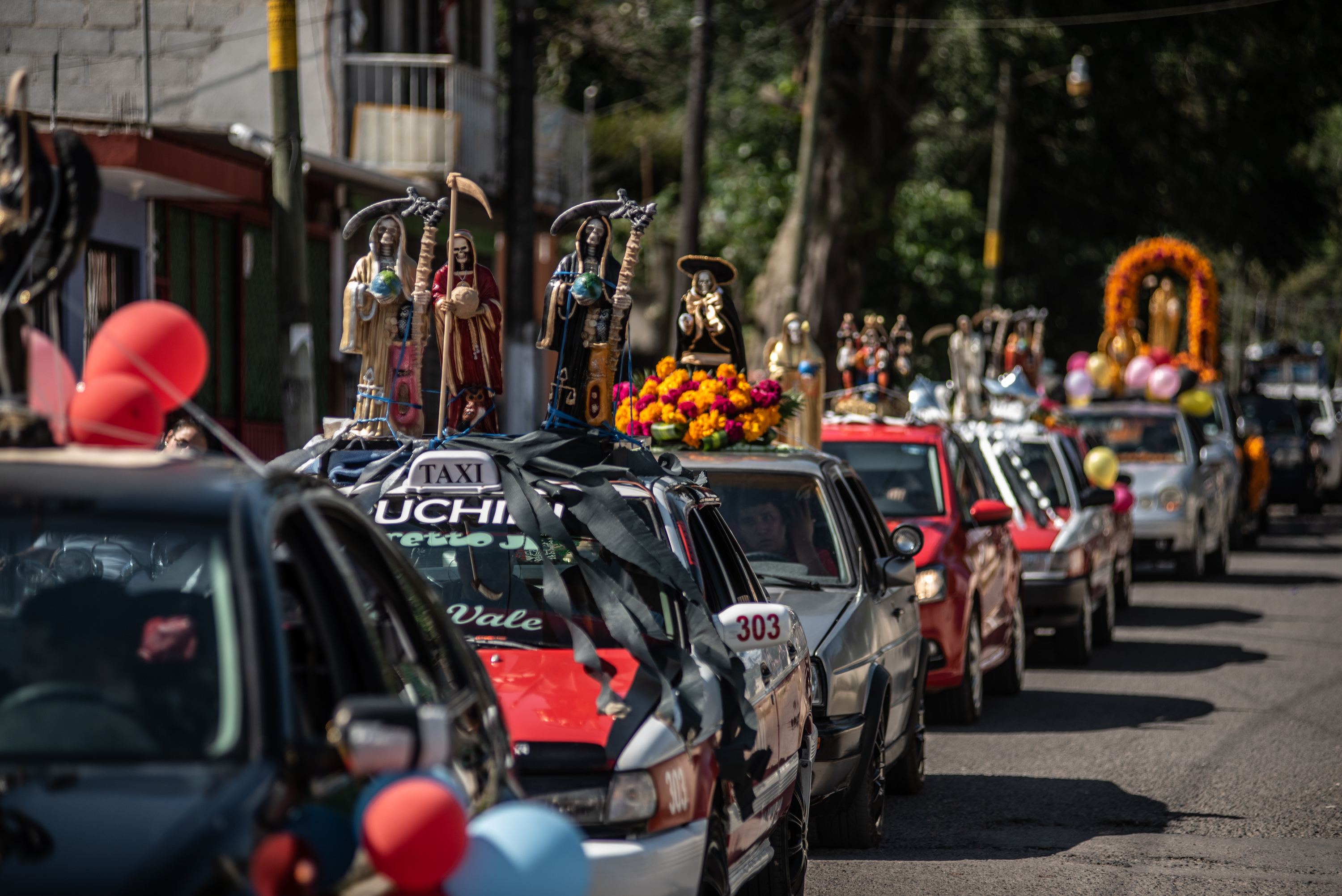 Más allá del Día de Muertos: Los creyentes de la Santa Muerte en Veracruz 3 Desfile de carros con adornos y estatuas de la Santa Muerte, realizado en Coatepec el 28 de noviembre