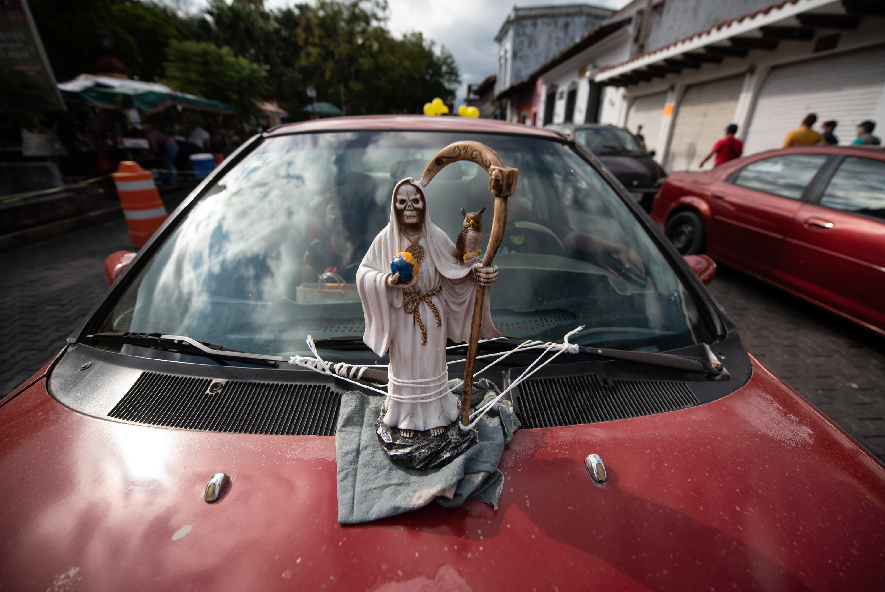 Más allá del Día de Muertos: Los creyentes de la Santa Muerte en Veracruz 1 Auto con estatuilla de la Santa Muerte