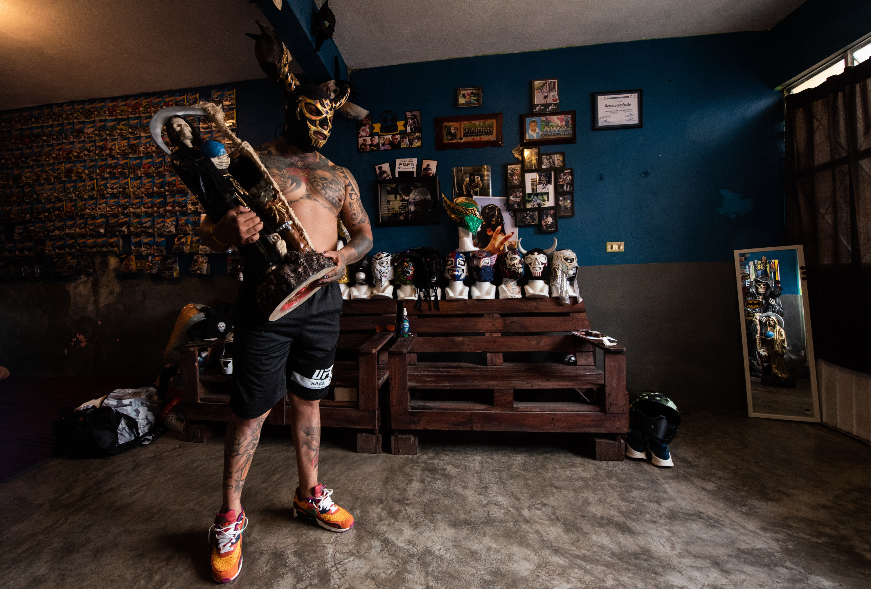 Beyond día de los muertos: The believers of Santa Muerte in Veracruz 10 Paris says his faith in Santa Muerte began when he was able to overcome problems with alcohol and family thanks to his offerings and prayers to the Saint.