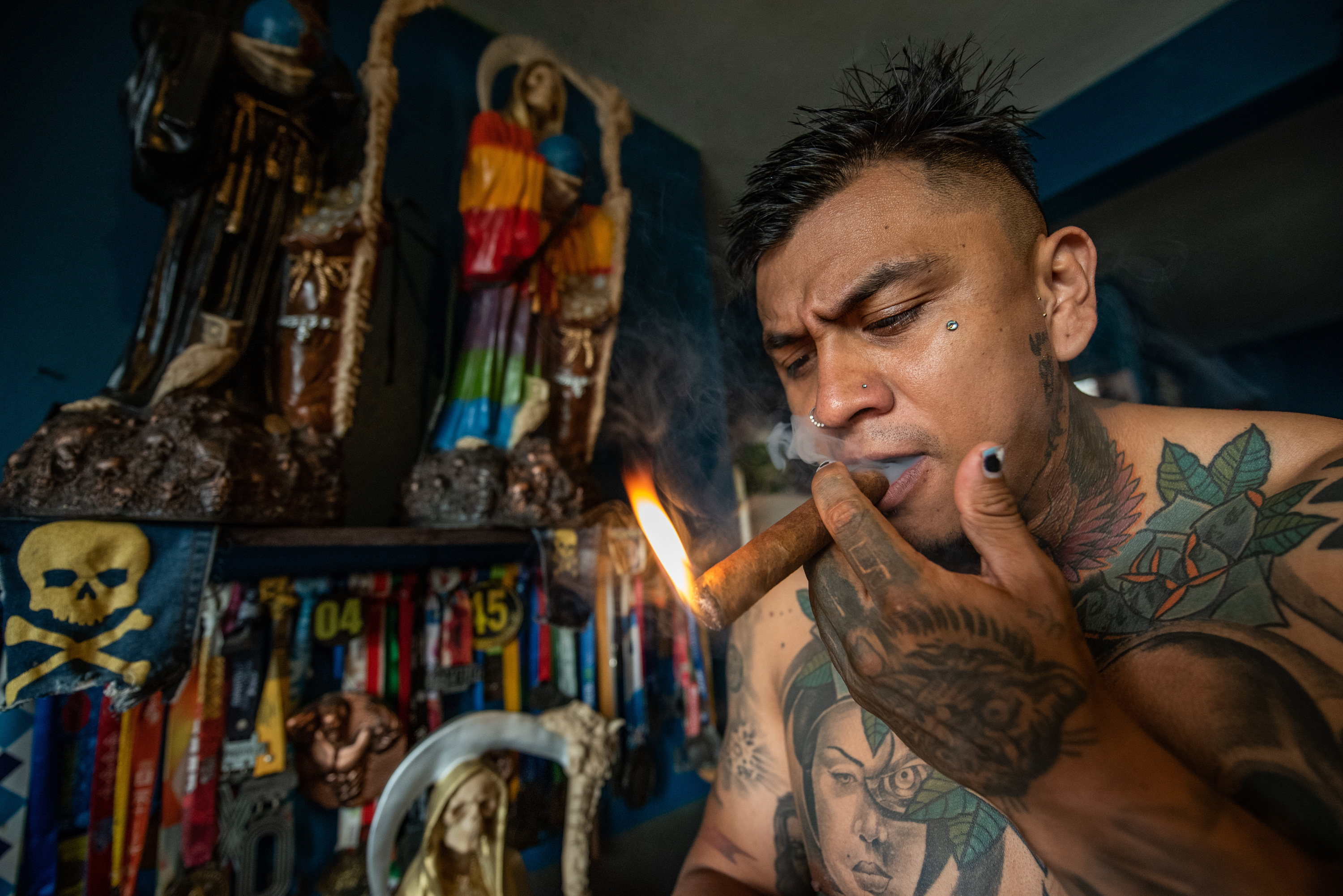 Más allá del Día de Muertos: Los creyentes de la Santa Muerte en Veracruz 9 Paris hace una ofrenda de Humo a la Santa Muerte. Es común que le ofrezcan una bocanada de humo de cigarro.