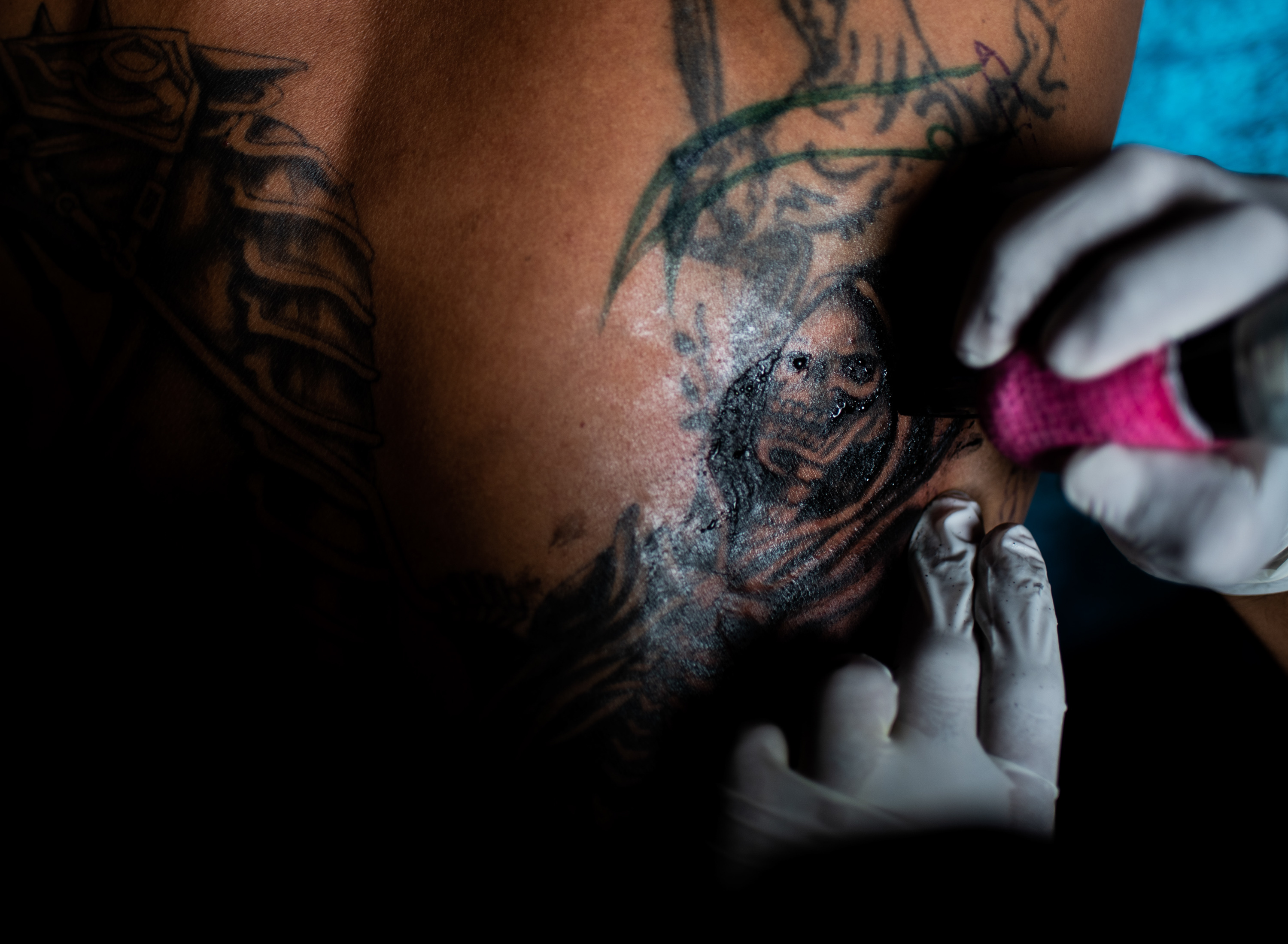 Más allá del Día de Muertos: Los creyentes de la Santa Muerte en Veracruz 8 Detalle del tatuaje de la Santa Muerte