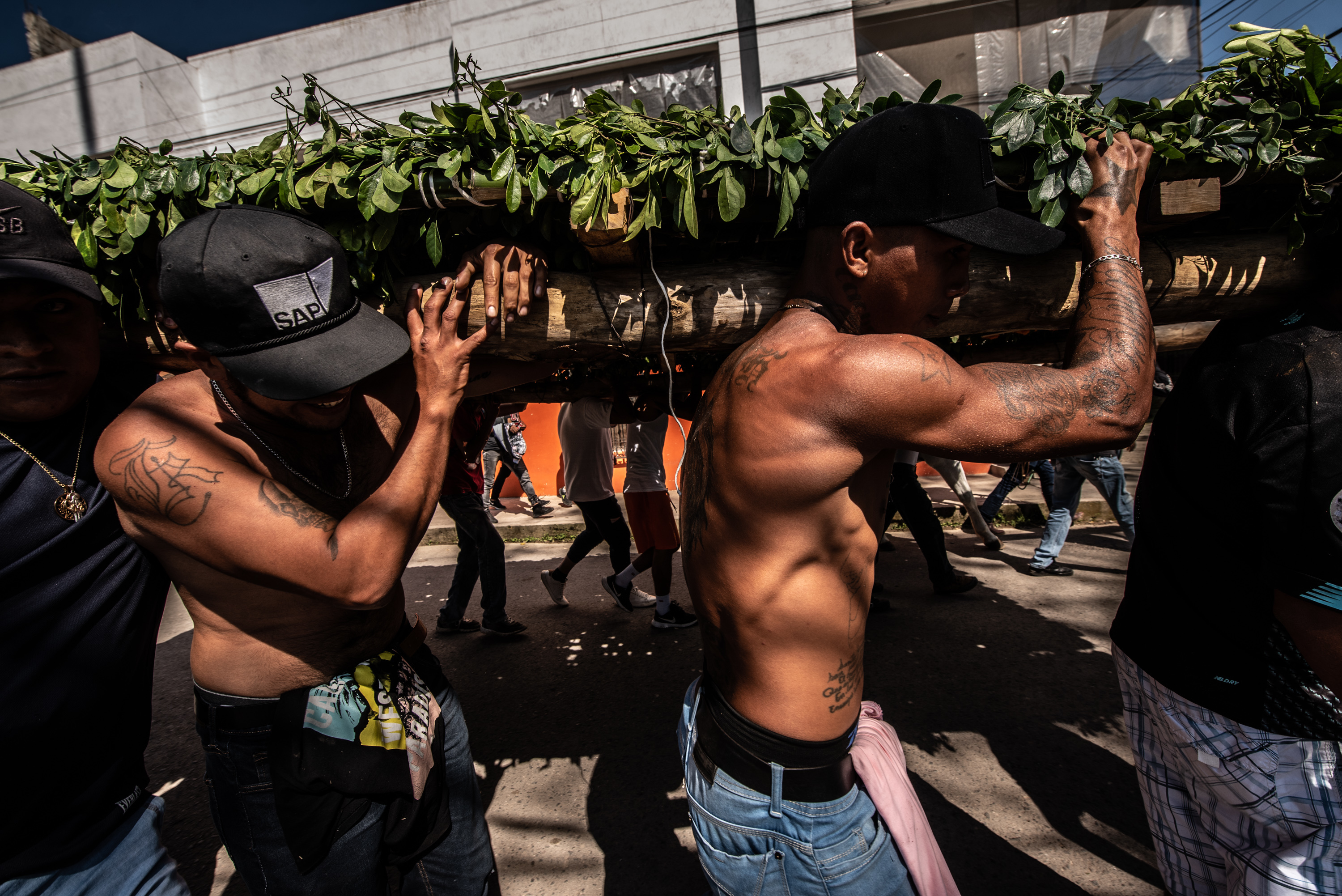 Más allá del Día de Muertos: Los creyentes de la Santa Muerte en Veracruz 2 El 28 de octubre, la comunidad de Coatepec realiza un desfile de la Santa Muerte que incluye ofrendas, arcos de flores y madera y carros decorados.