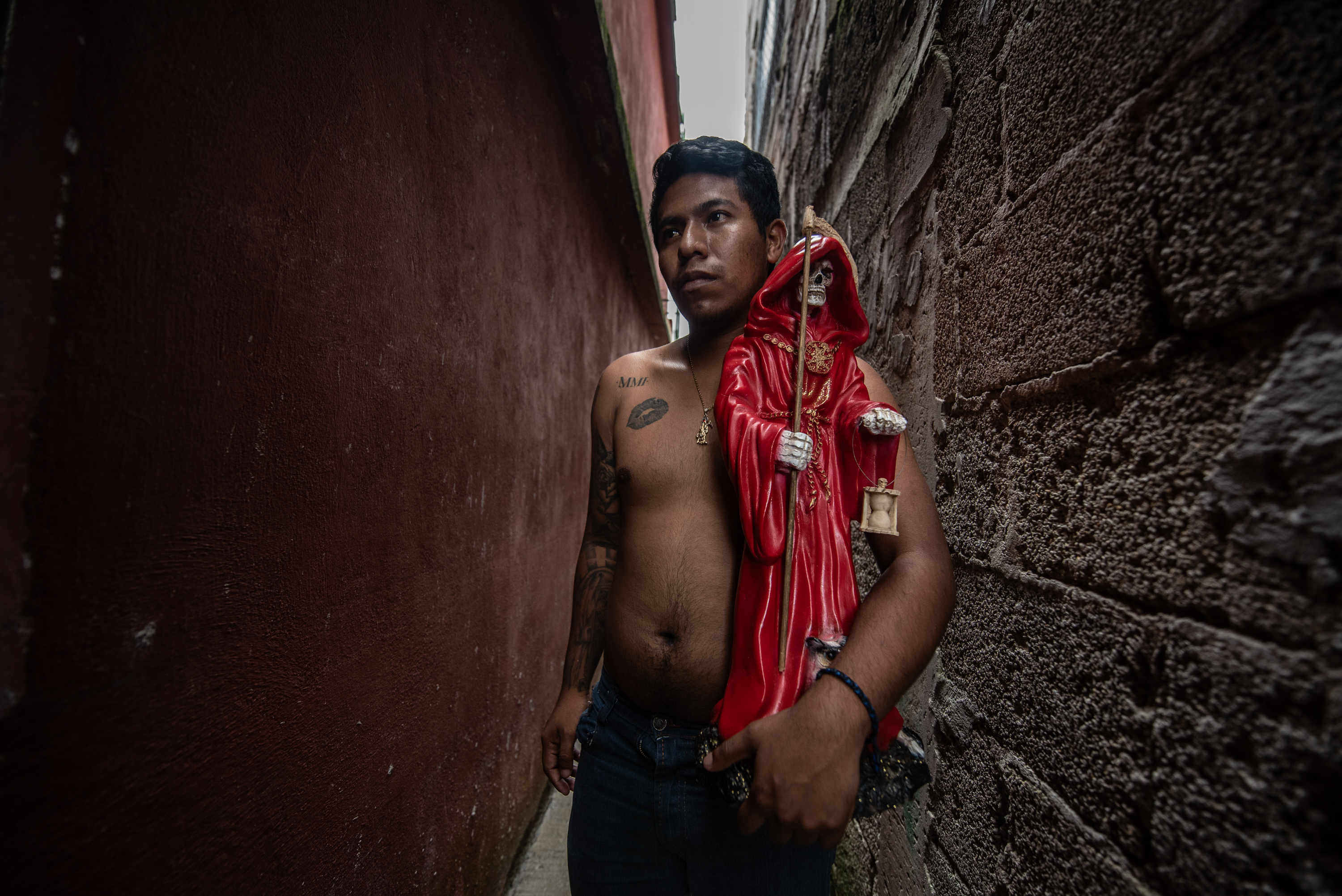 Beyond día de los muertos: The believers of Santa Muerte in Veracruz 5 Daniel Guzmán holds a statuette of La Santa Muerte. He is devoted Thanks to his father who initiated him in this belief.