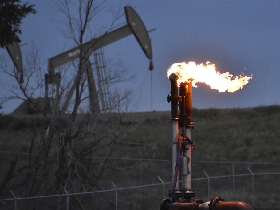 Biden tightens methane emissions rules, even as the U.S. pushes for more oil drilling - Vimarsana News