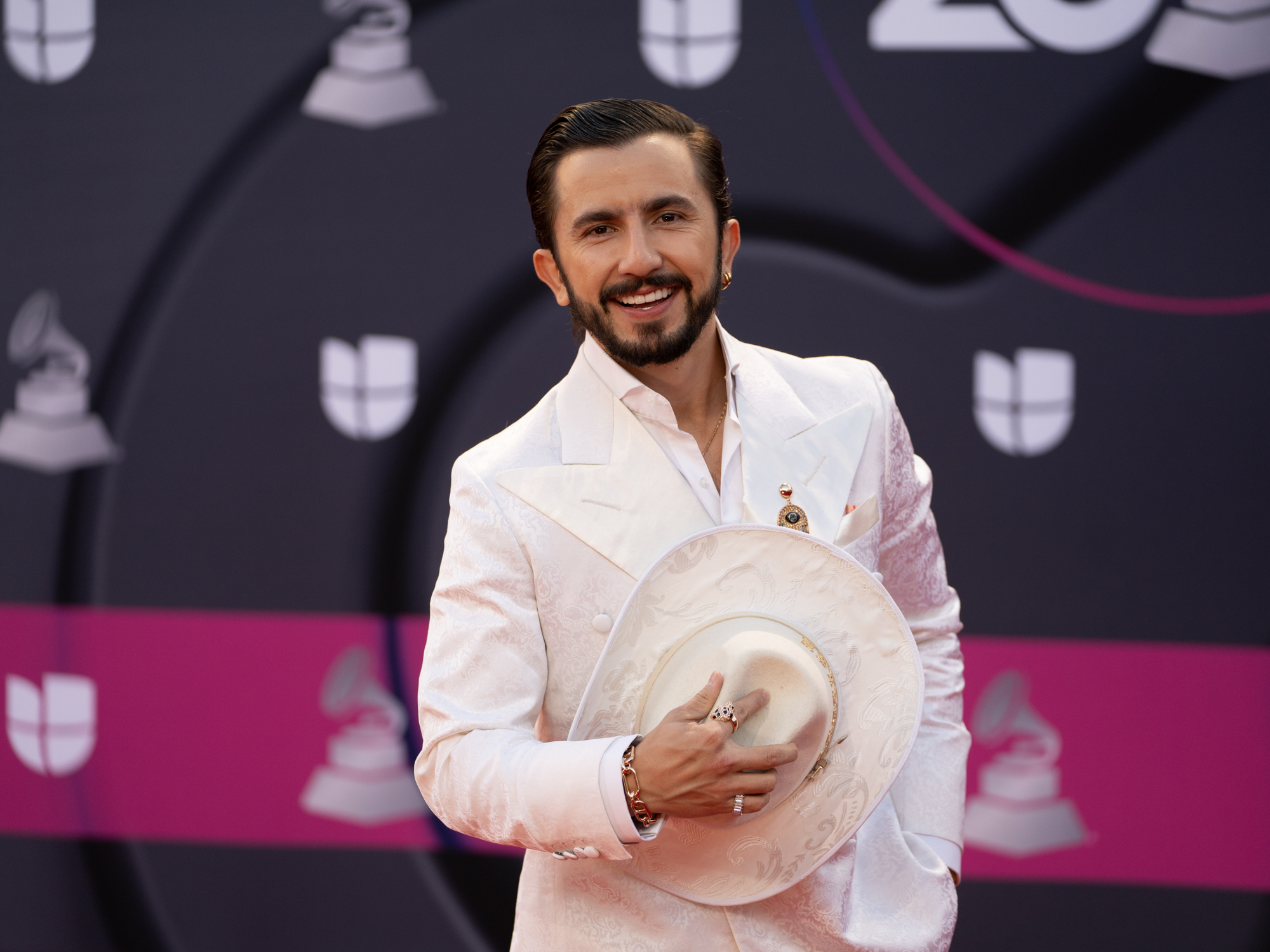 Photos: See who is on the red carpet at this year's Latin Grammy awards 4 Nabález