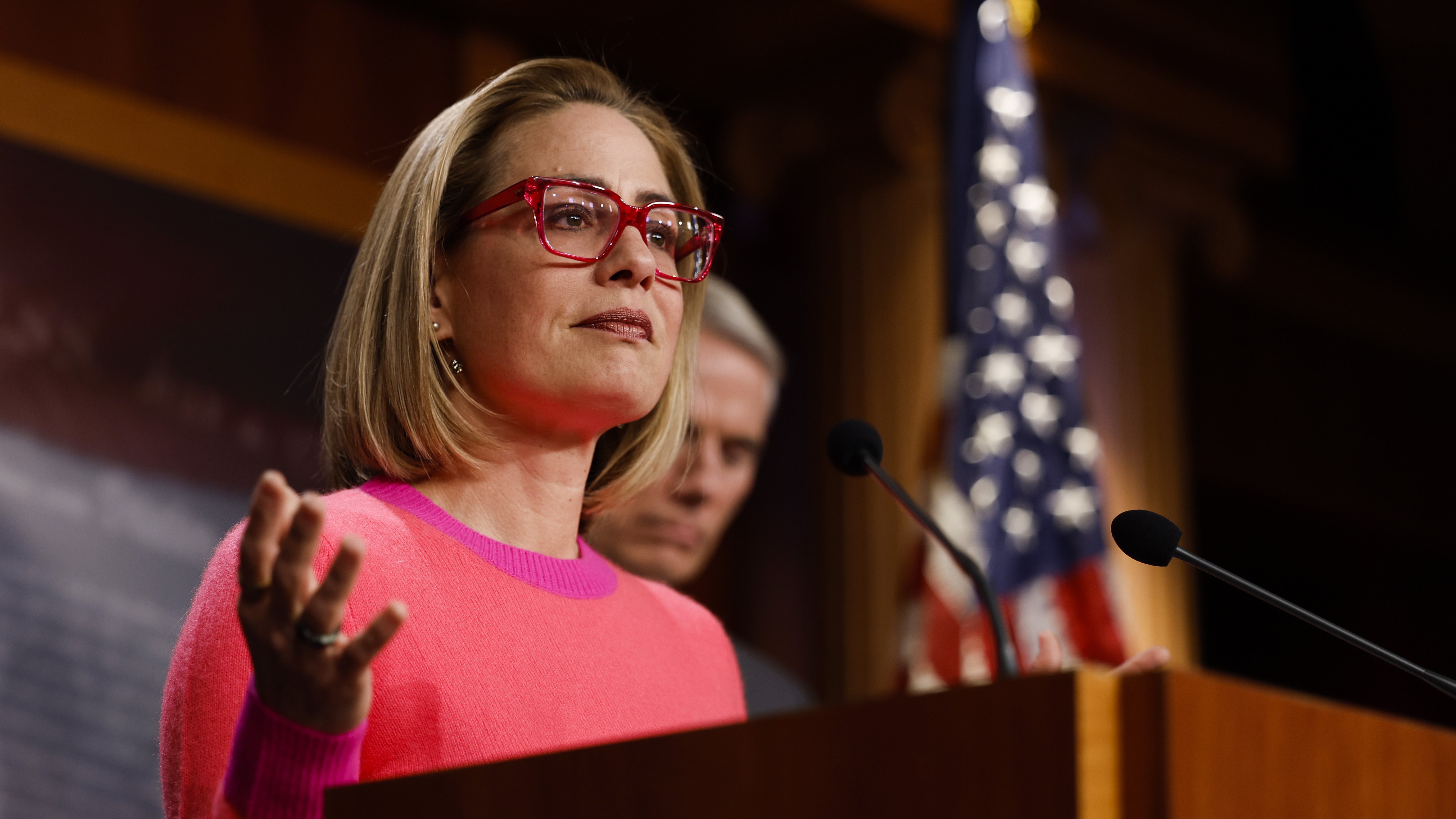 Sen. Kyrsten Sinema leaves the Democratic Party to register as an independent 