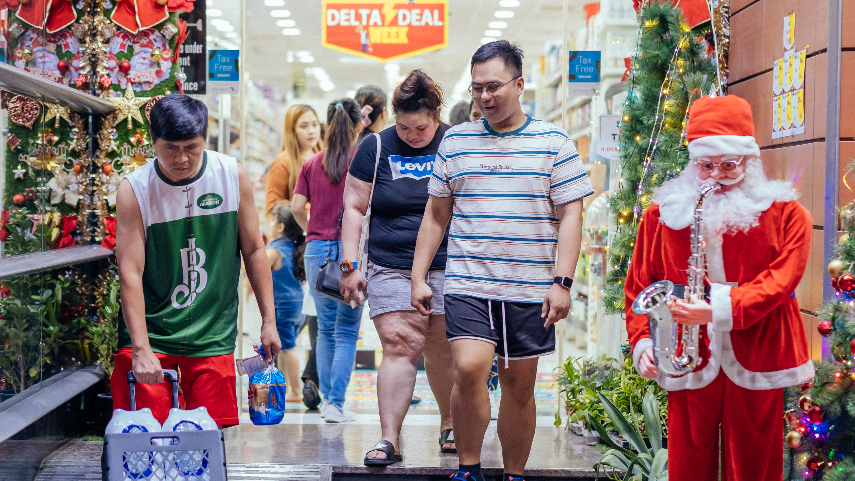 Filipino workers in Dubai gather to celebrate Christmas far away from home