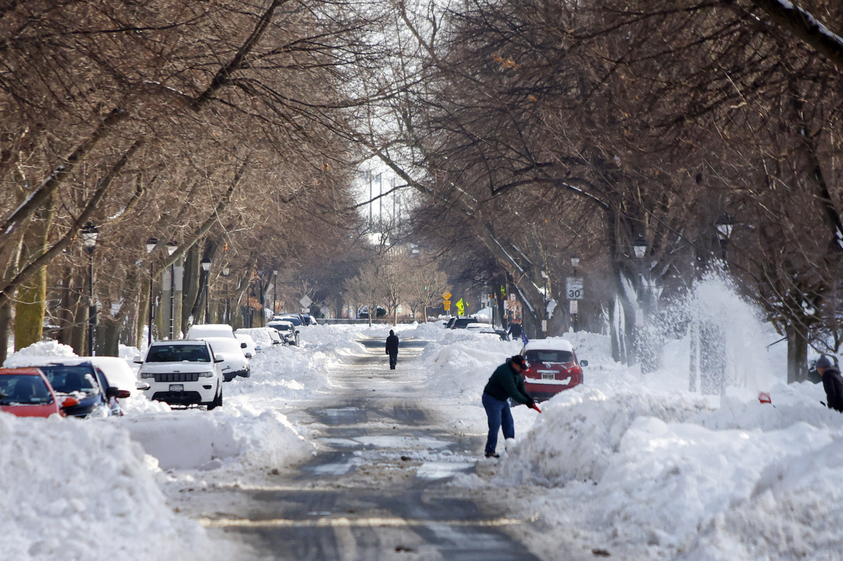 Buffalo, N.Y., residents turn to a Facebook group for help from neighbors : NPR 4 ap22362610654280 custom 952297aed32f51908959f66cd3892f8bb0247c29 s1200