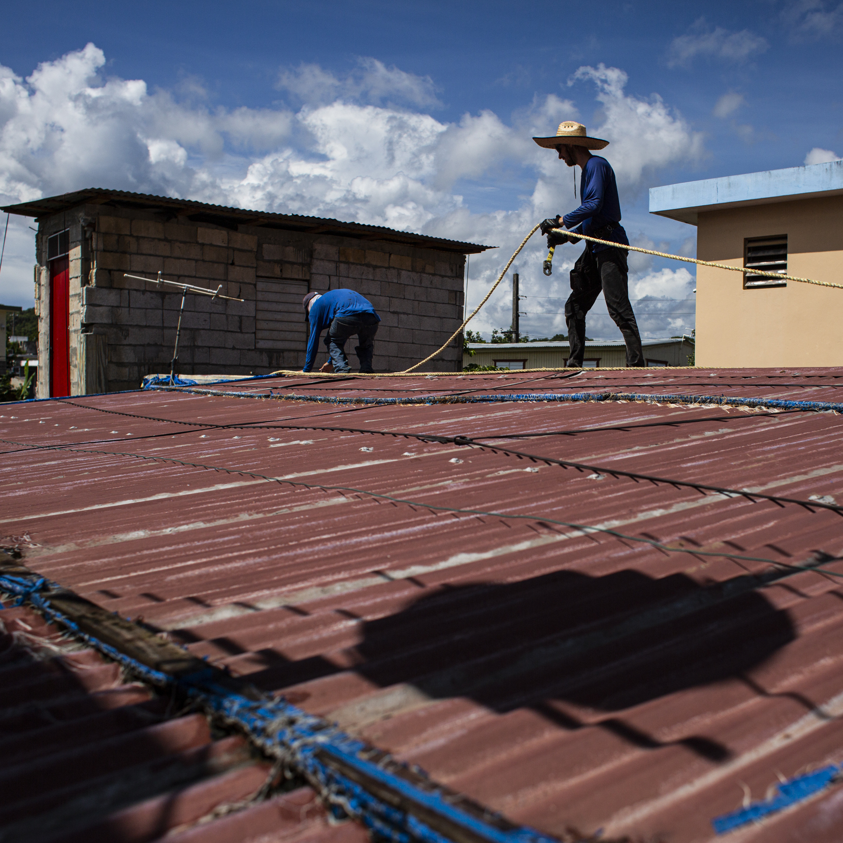 Door de orkaan beschadigde daken in Puerto Rico blijven een probleem. Eén groep biedt een oplossing voor dit probleem