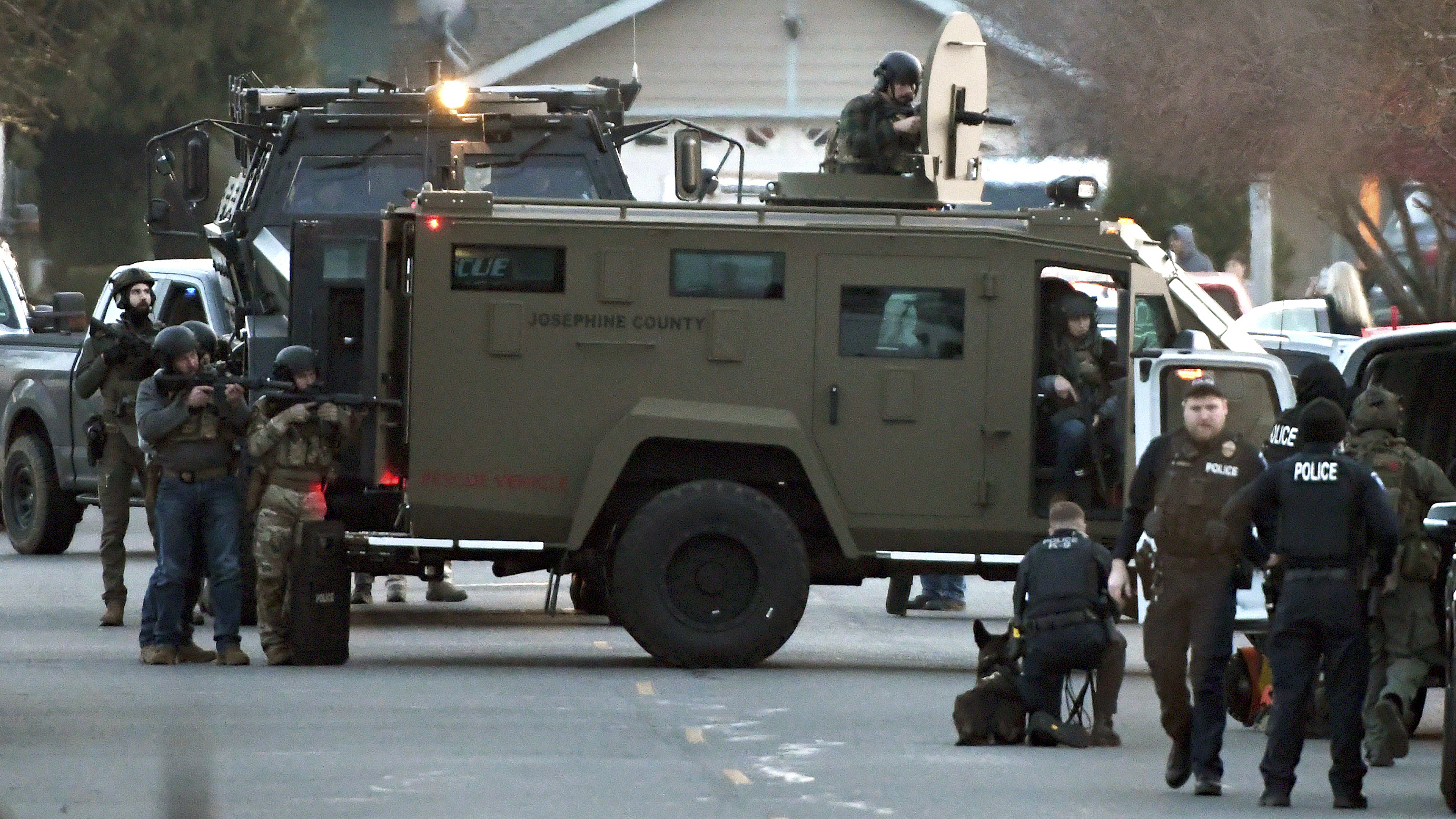 Oregon kidnapping suspect dies of self-inflicted gunshot, police say