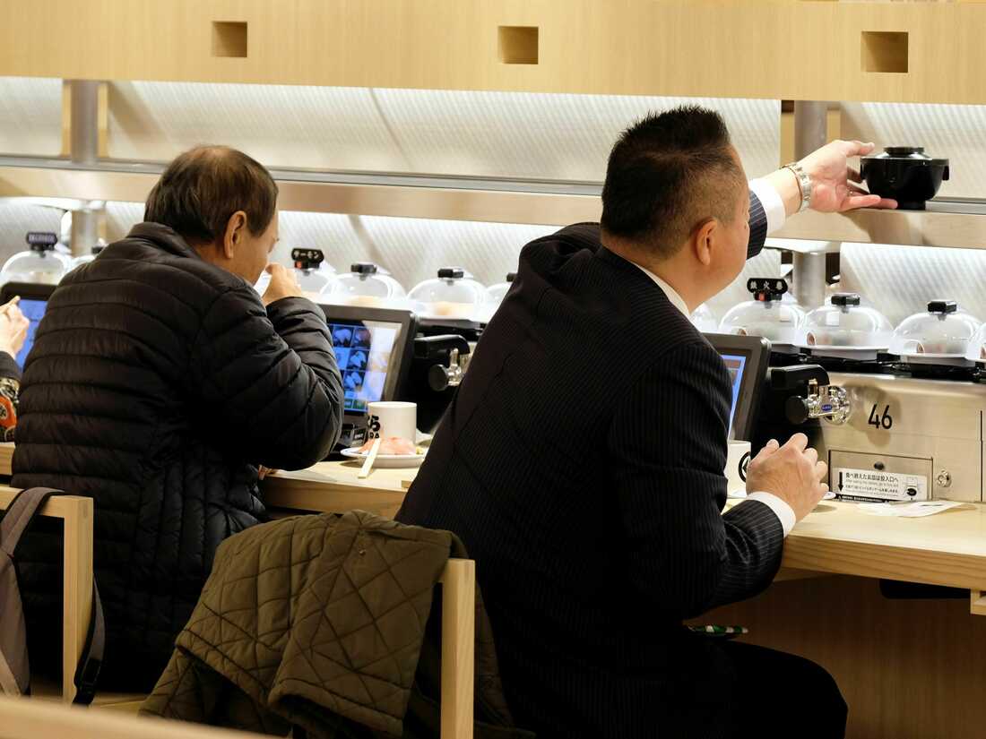 Japanese conveyor belt restaurant delivers food by boat in Tokyo