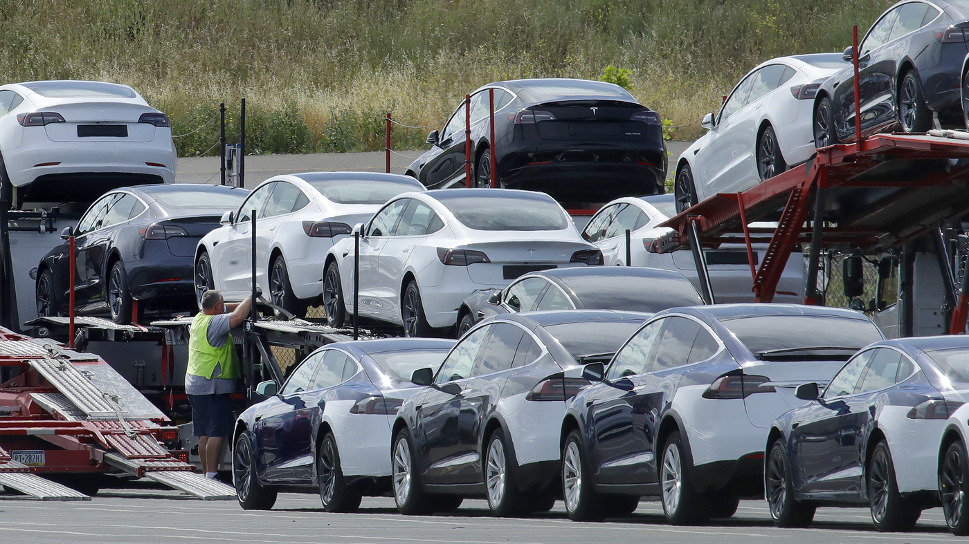 Tesla Recalls Cars Over Self-Driving Software