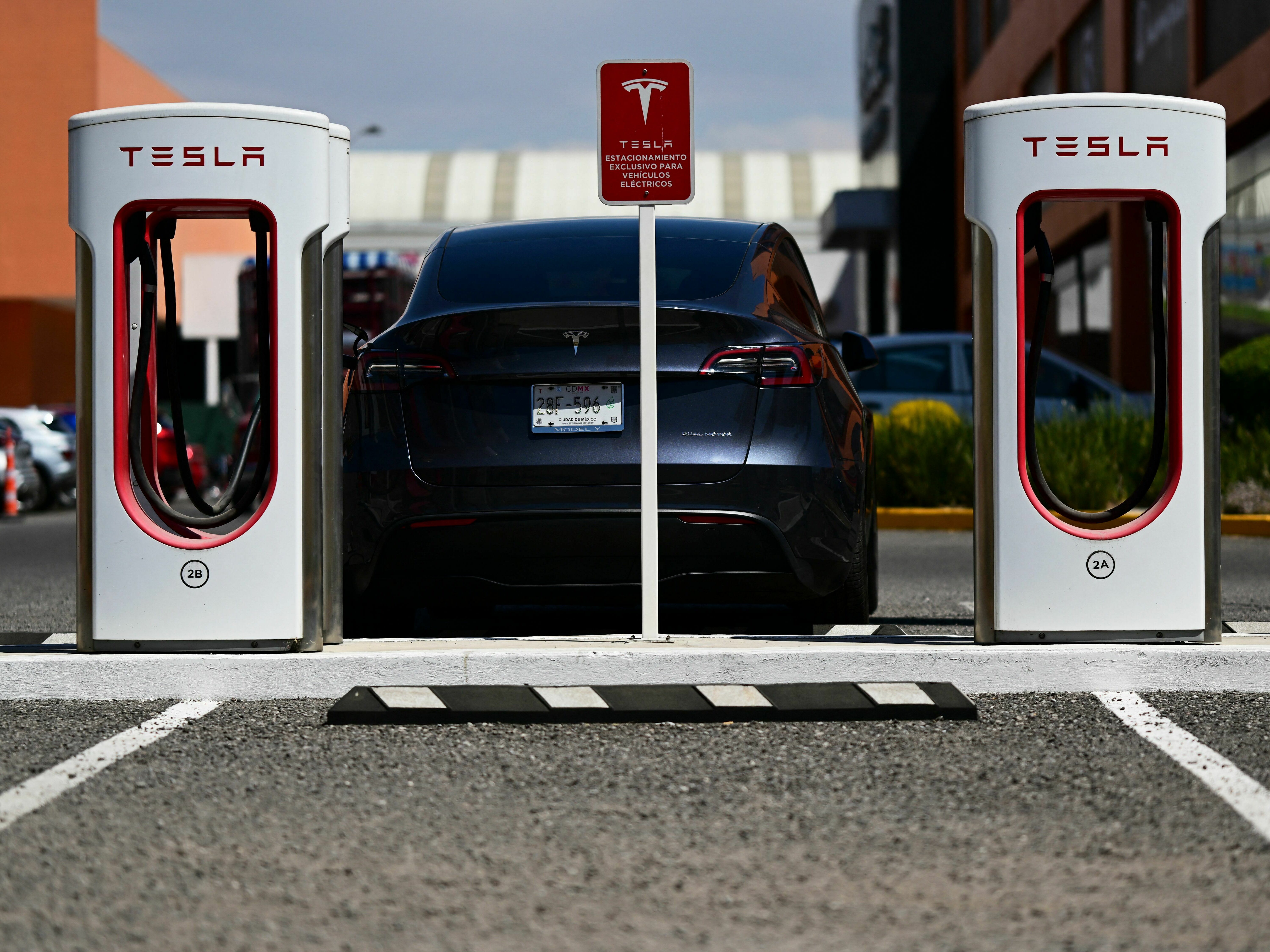 Tesla goes full Apple and stops delivering cars with included charging  hardware, now sold separately (U)