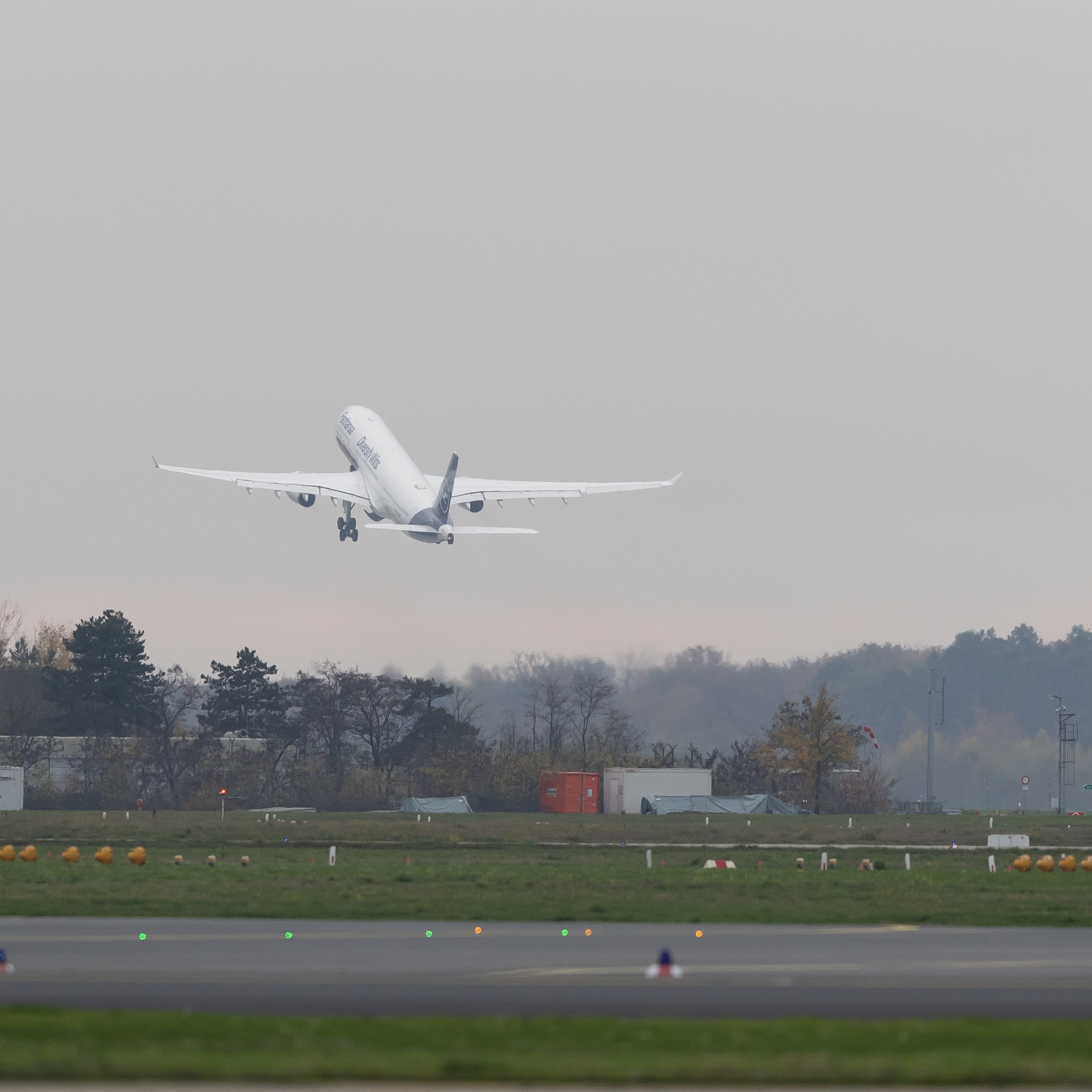 How dangerous is turbulence on airplanes? Here's what you need to know - Vimarsana News