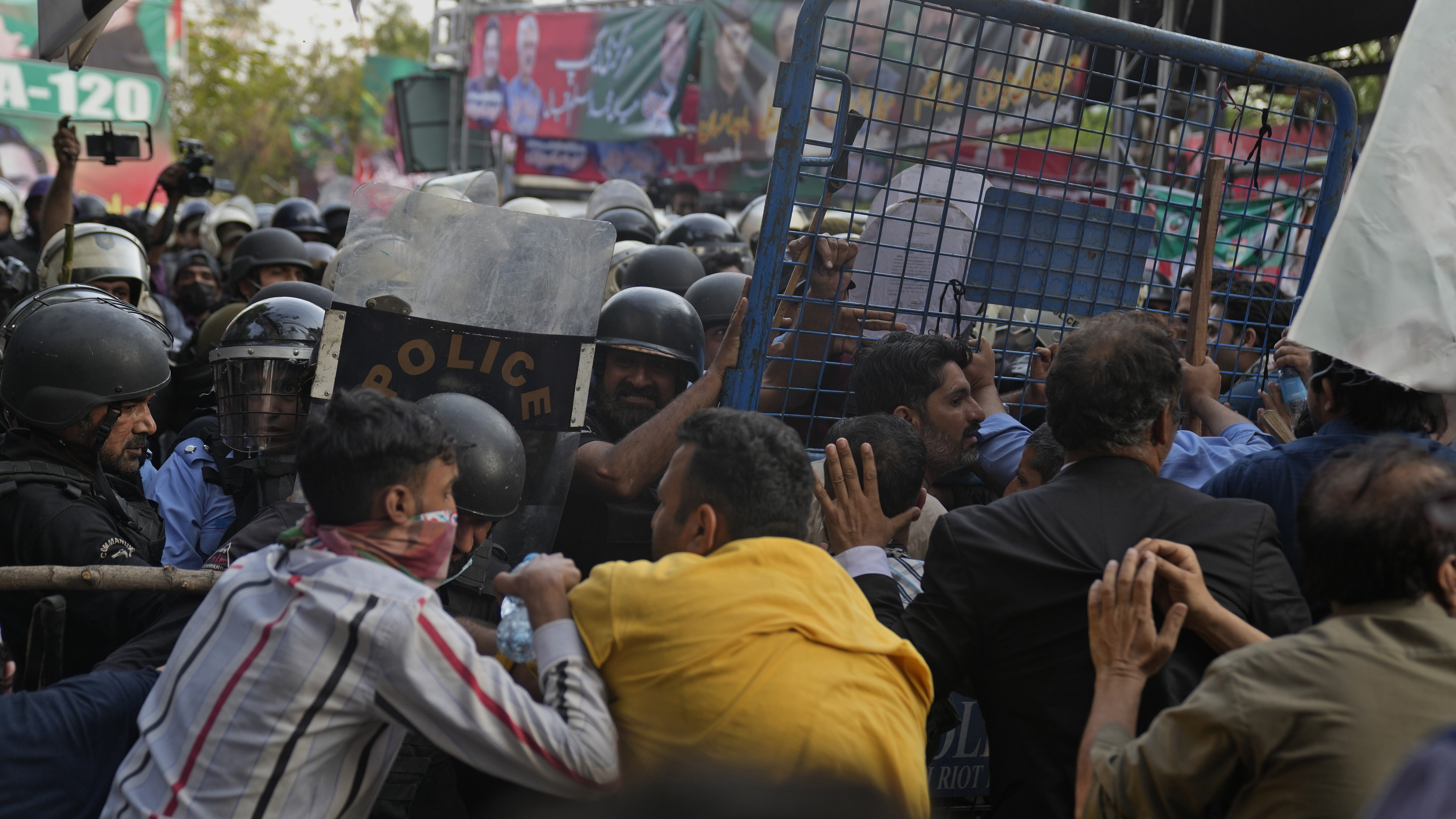 Clashes erupt as Pakistan authorities attempt to arrest former PM Imran Khan