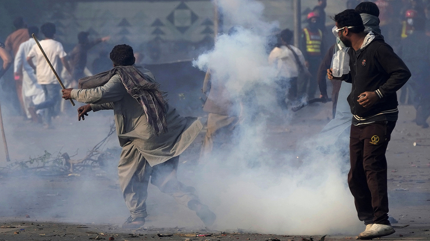 More clashes in Pakistan as police try to arrest Imran Khan : NPR