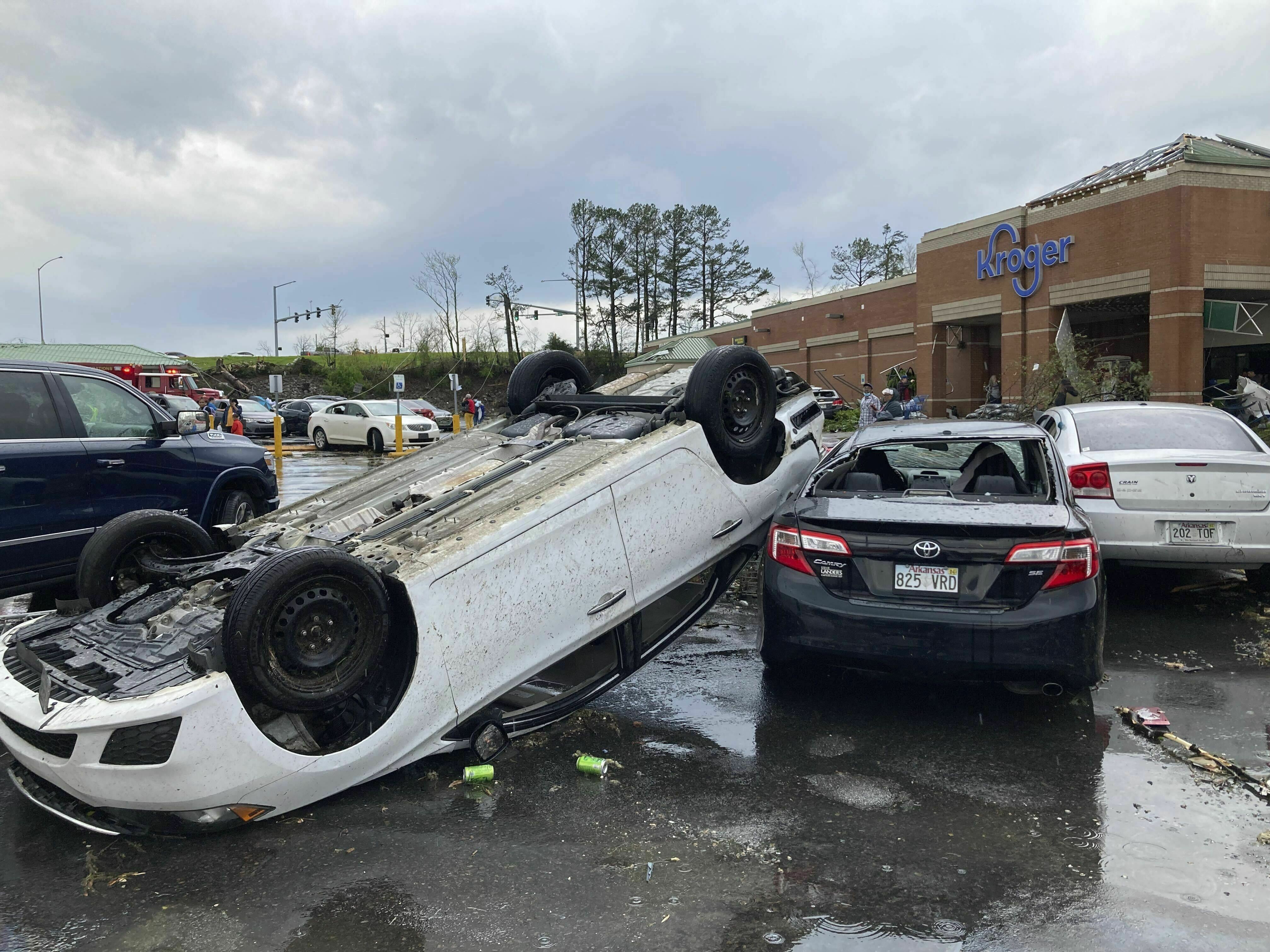 A tornado slams Little Rock, smashing rooftops and flipping vehicles - Vimarsana News